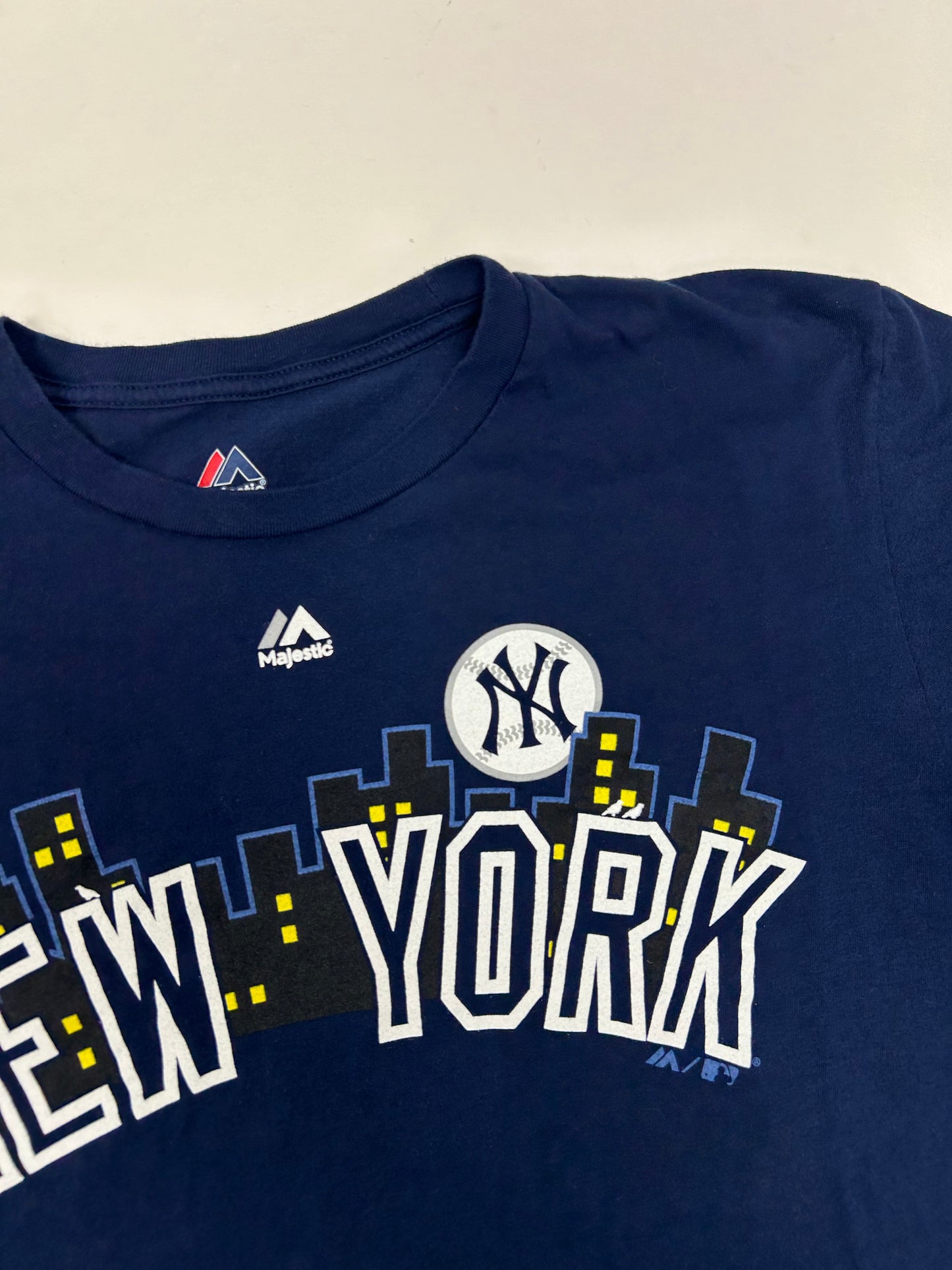 Majestic New York Yankees Skyline MLB Tee Large 21.5x29 Inches