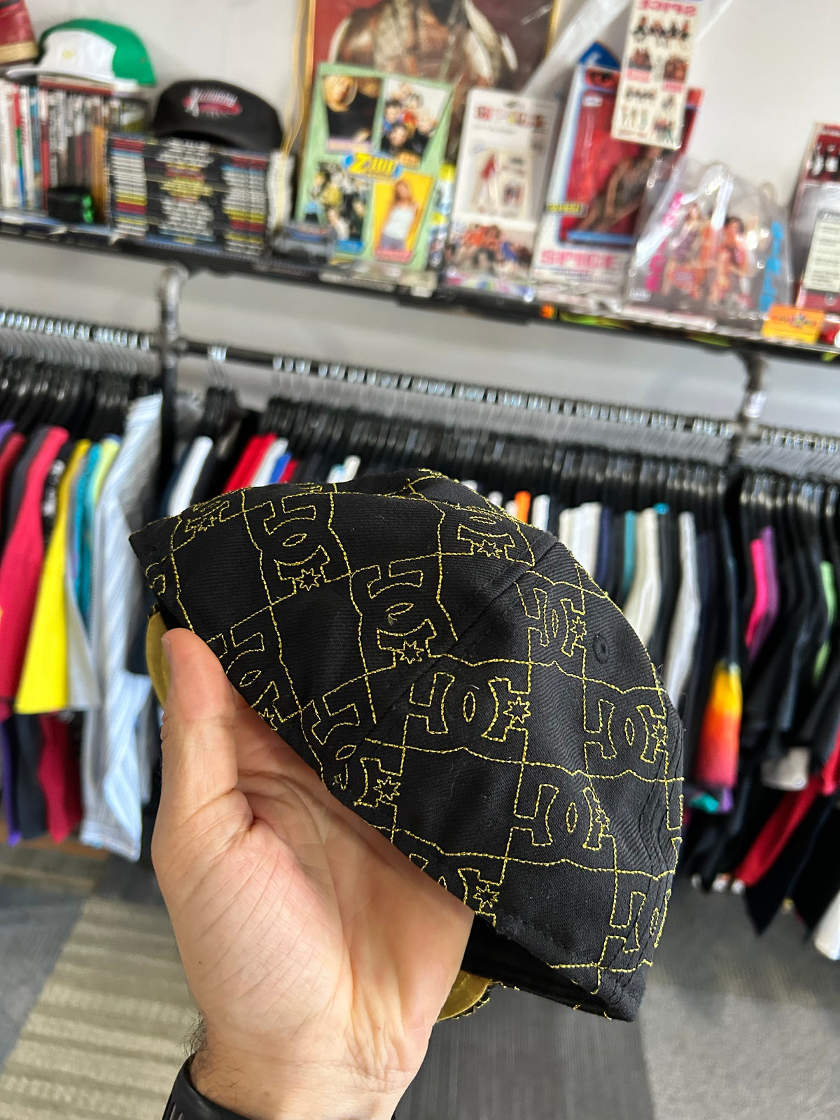 DC Shoes x New Era 59FIFTY Fitted Hat All-Over Print Black/Gold Size 7 Monogram