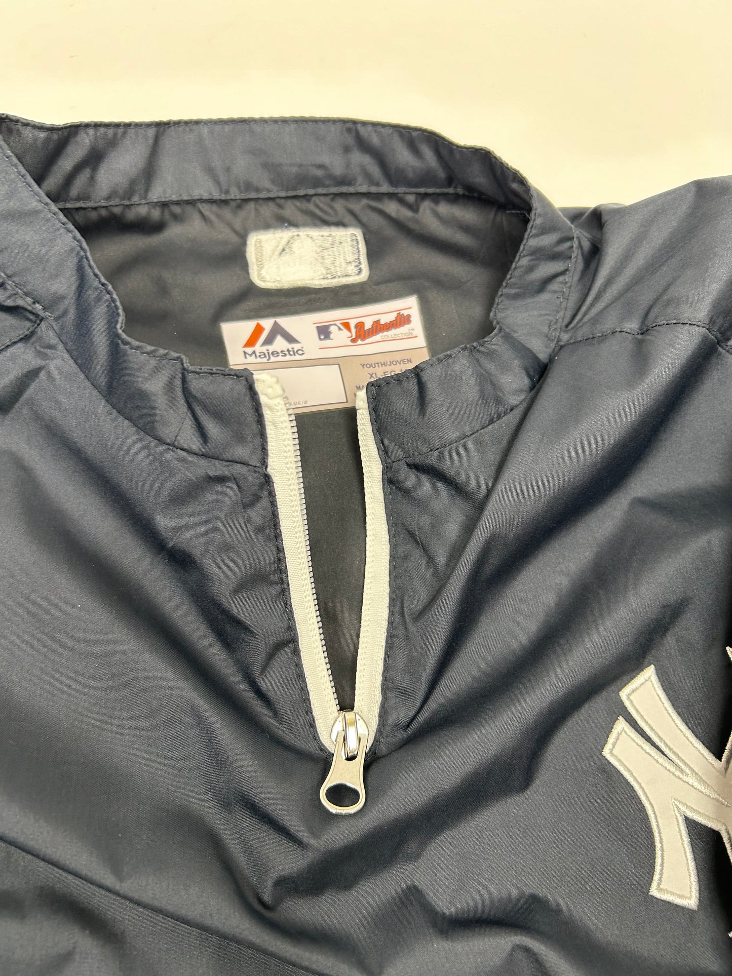Majestic New York Yankees MLB Pullover Windbreaker Light Jacket Youth XL Fits Adult Small 22x30.25 Inches