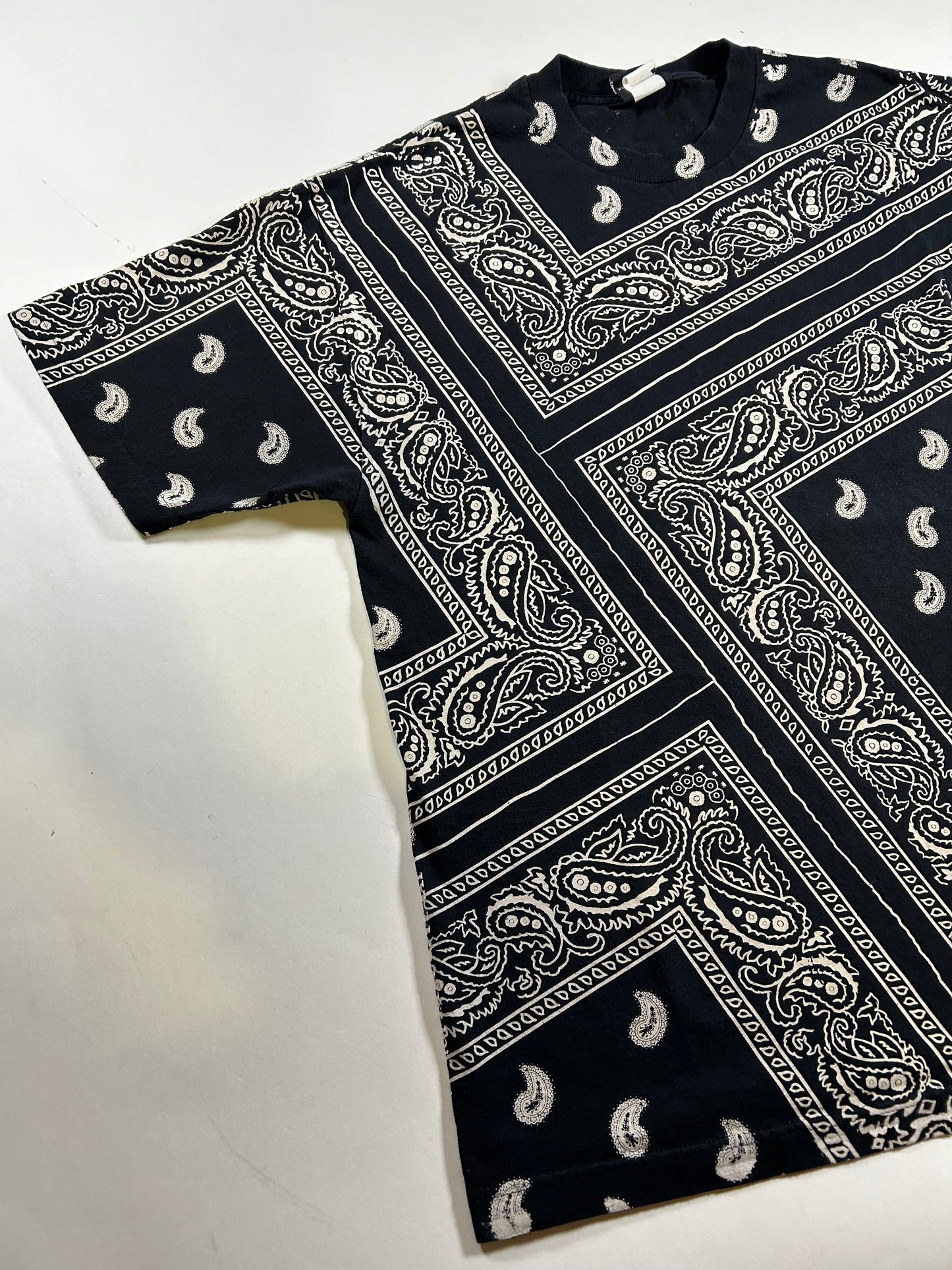 Vintage 2000s Y2k Hybrid T-Shirt Black Paisley Bandana Skater Grunge Skate Tee XL 23.25x31 Inches
