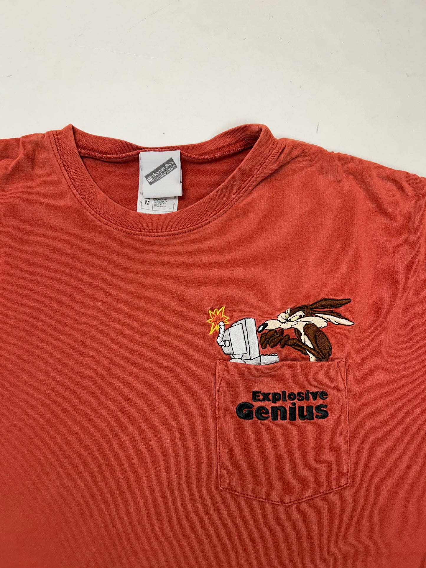 Vintage 2000 Warner Bros Studio Store Wile E. Coyote Explosive Genius Pocket Tee Medium 21x26 Inches