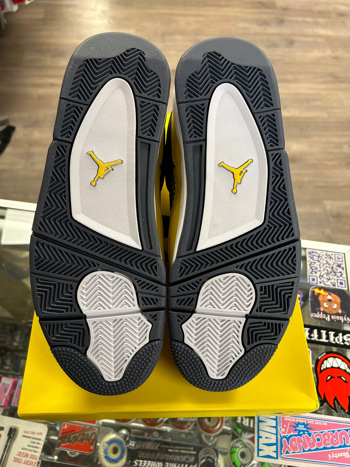 2021 Nike Air Jordan 4 Retro Lightning Nike Basketball Michael Jordan Sneaker Size 10 DS Brand New