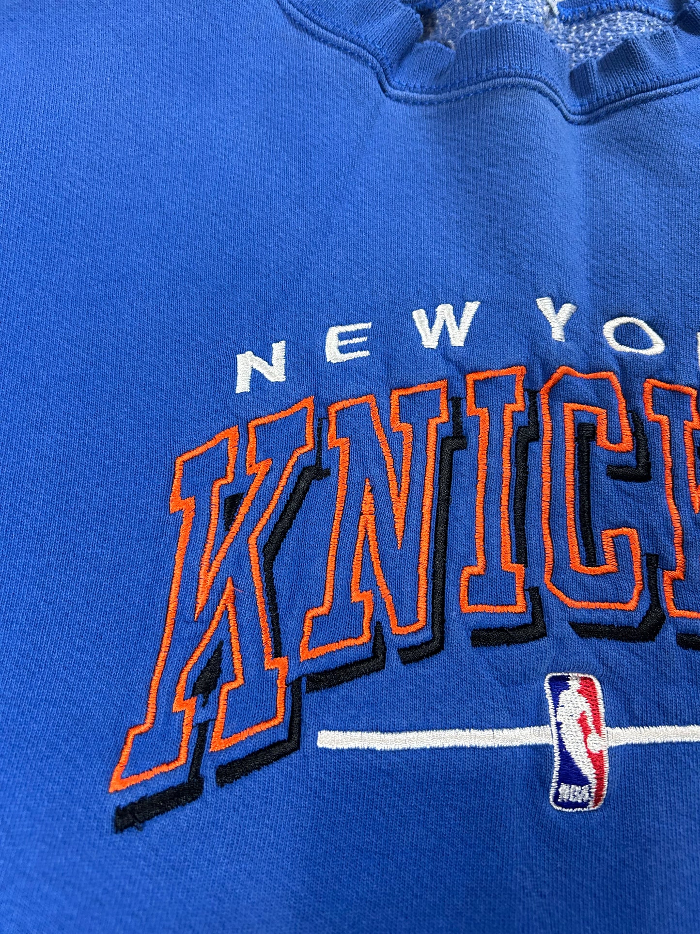 Vintage 90s New York Knicks NBA Embroidered Logo Crewneck Sweatshirt Logo Athletic Thrashed Well Worn In Boxy Large/Medium Fit 25x25 Inches