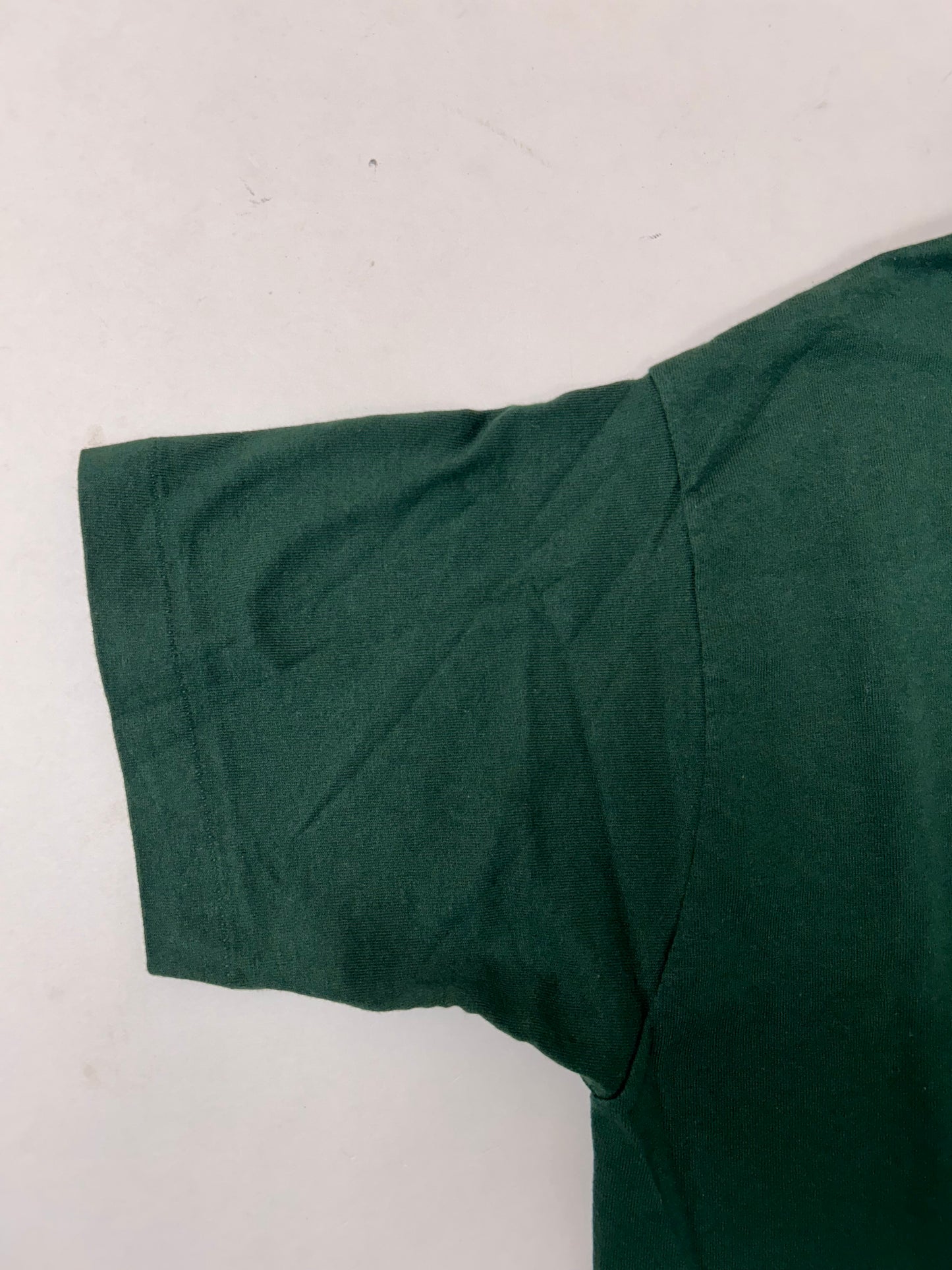 Edgewood NJ first edition “Deeper Than The Roots.” Tee Medium 19.25x28.75 Inches
 90s FOTL 100% Cotton USA Forest Green.

Size: