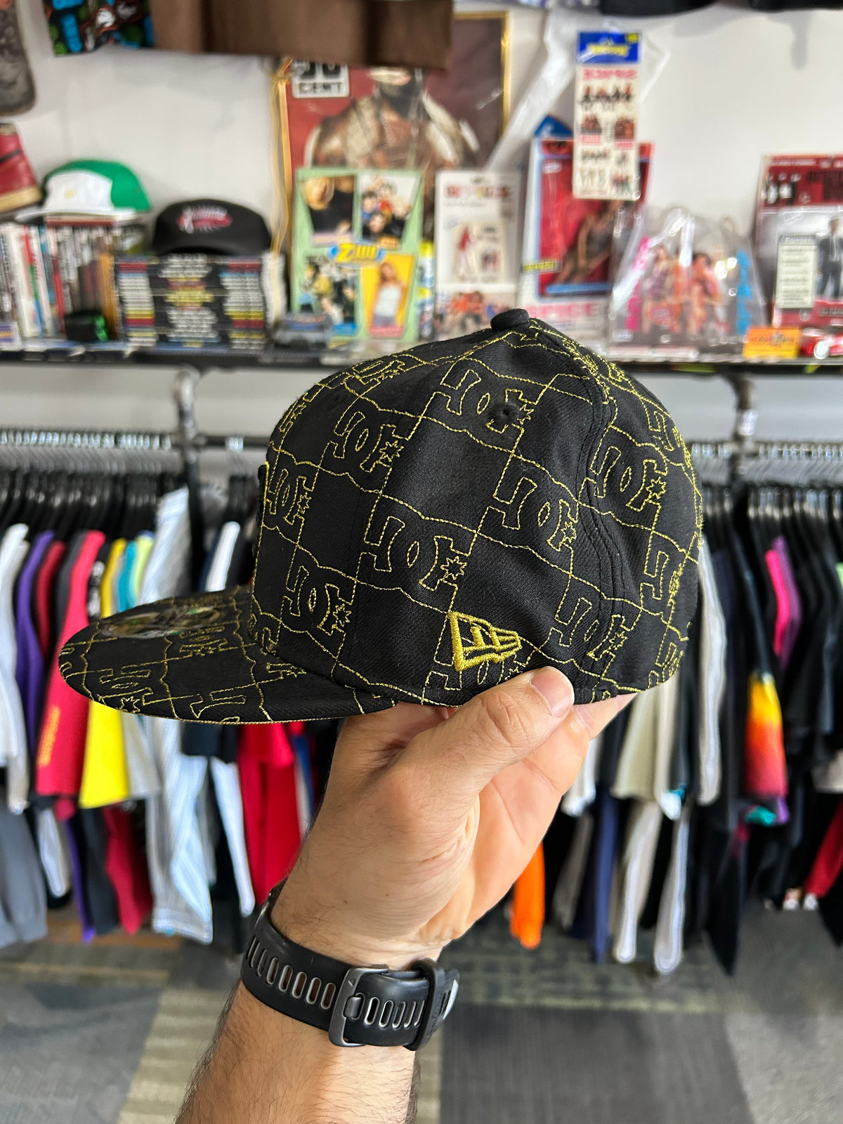 DC Shoes x New Era 59FIFTY Fitted Hat All-Over Print Black/Gold Size 7 Monogram