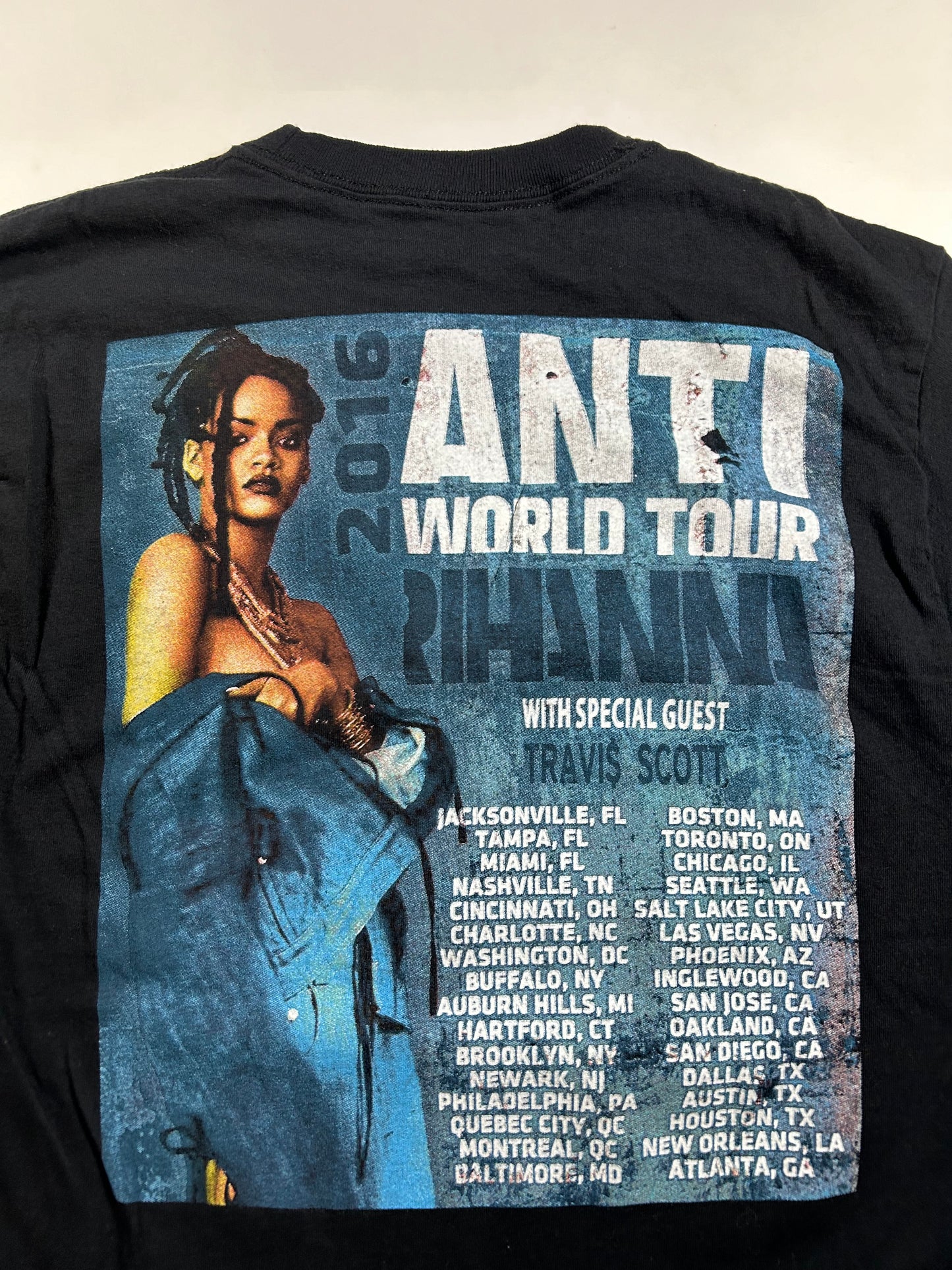 Rihanna Anti World Tour With Special Guest Travis Scott Music Parking Lot Tee Small 17.25x27 Inches