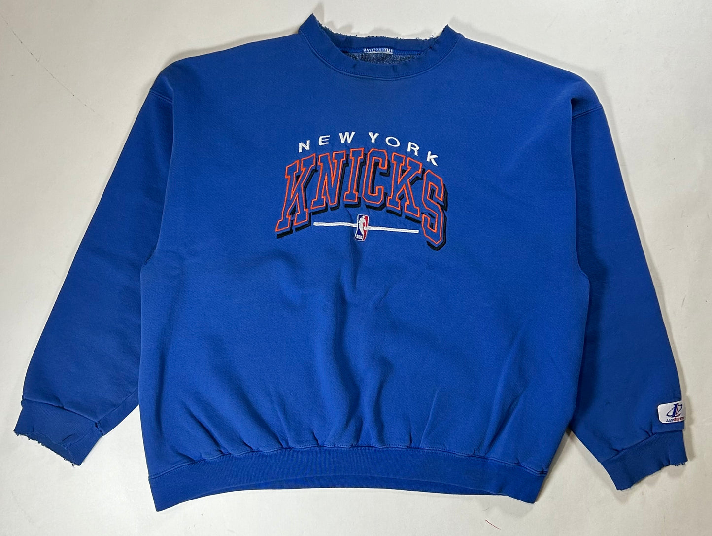 Vintage 90s New York Knicks NBA Embroidered Logo Crewneck Sweatshirt Logo Athletic Thrashed Well Worn In Boxy Large/Medium Fit 25x25 Inches