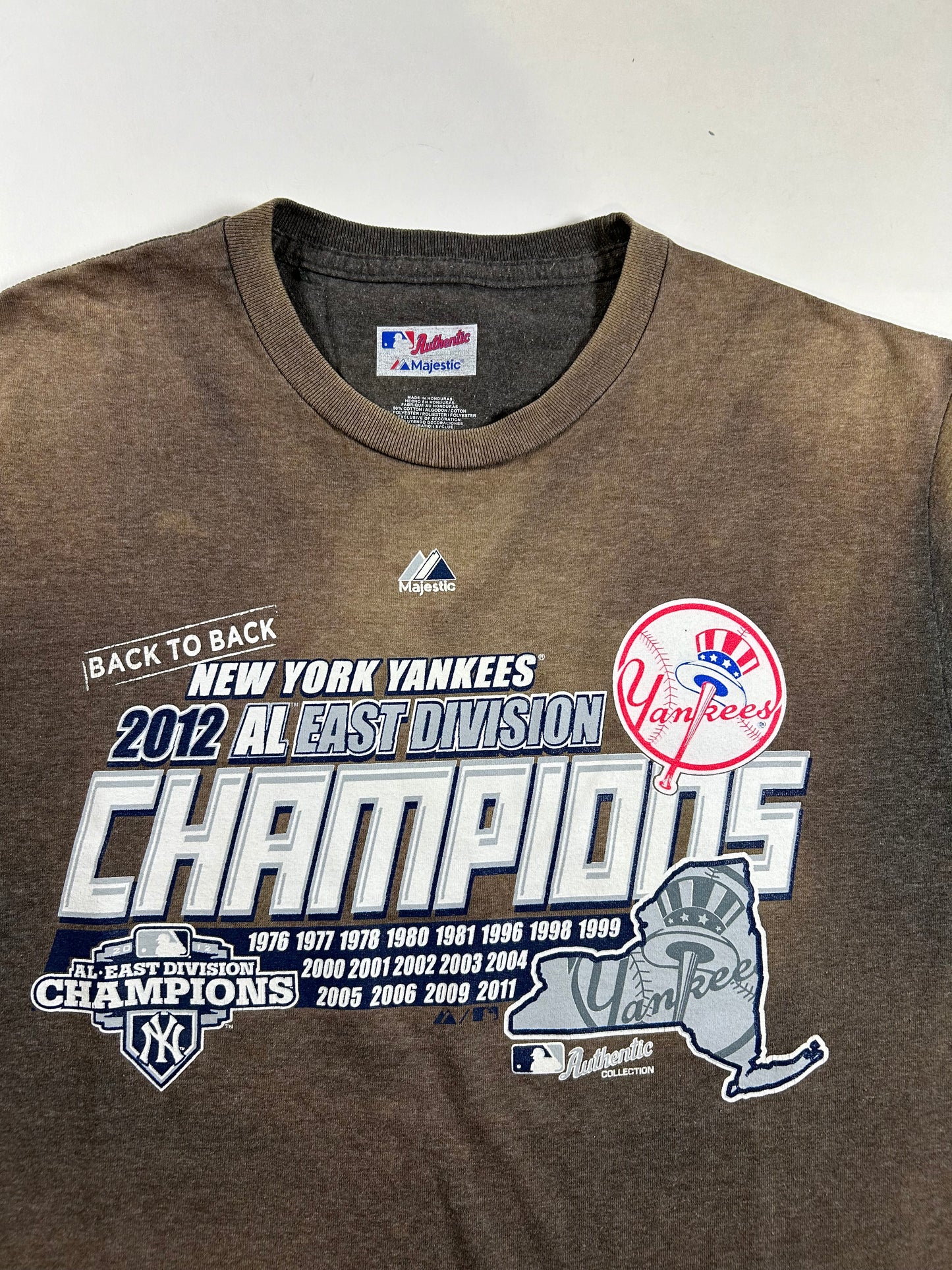 Majestic New York Yankees 2012 AL East Division Champions MLB Tee Medium 19.5x28 Inches Faded & Worn In