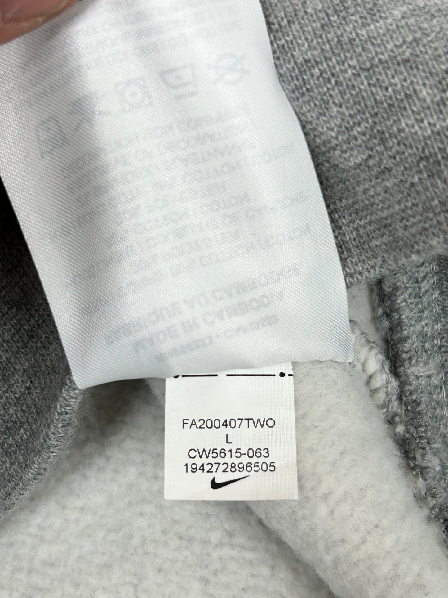 Nike SB Skateboarding Gray Pullover Hooded Sweatshirt 2020 Large/Medium Fit 23.75x27.5 Inches