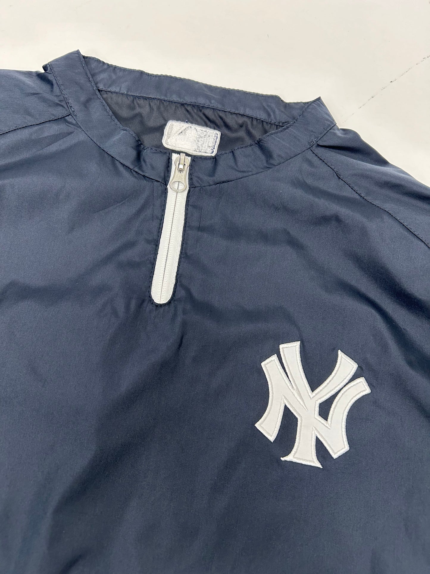 Majestic New York Yankees MLB Pullover Windbreaker Light Jacket Youth XL Fits Adult Small 22x30.25 Inches