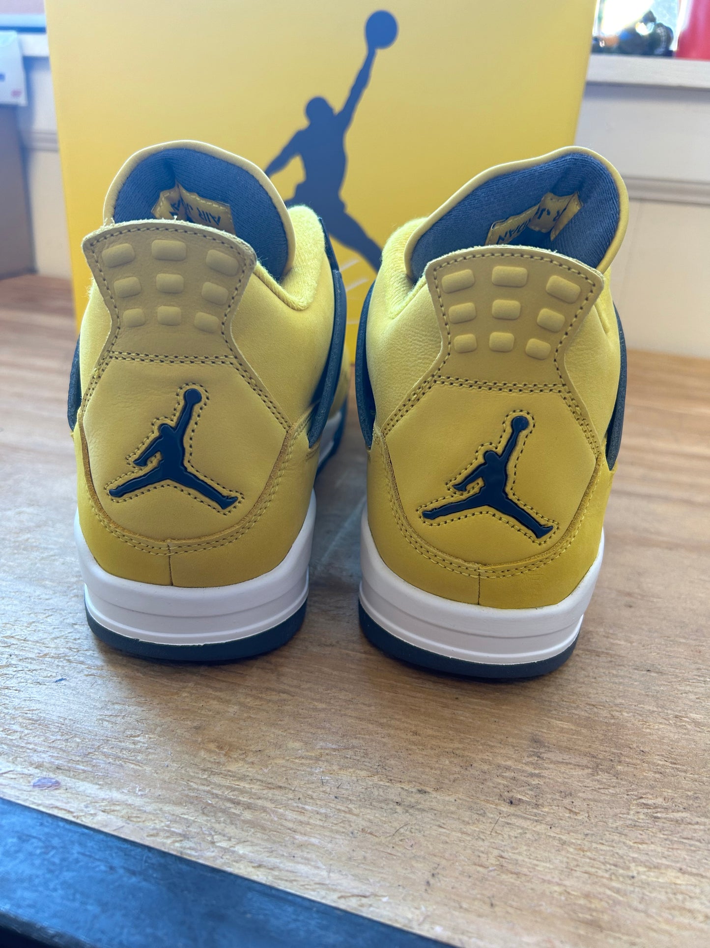 2021 Nike Air Jordan 4 Retro Lightning Nike Basketball Michael Jordan Sneaker Size 10 DS Brand New