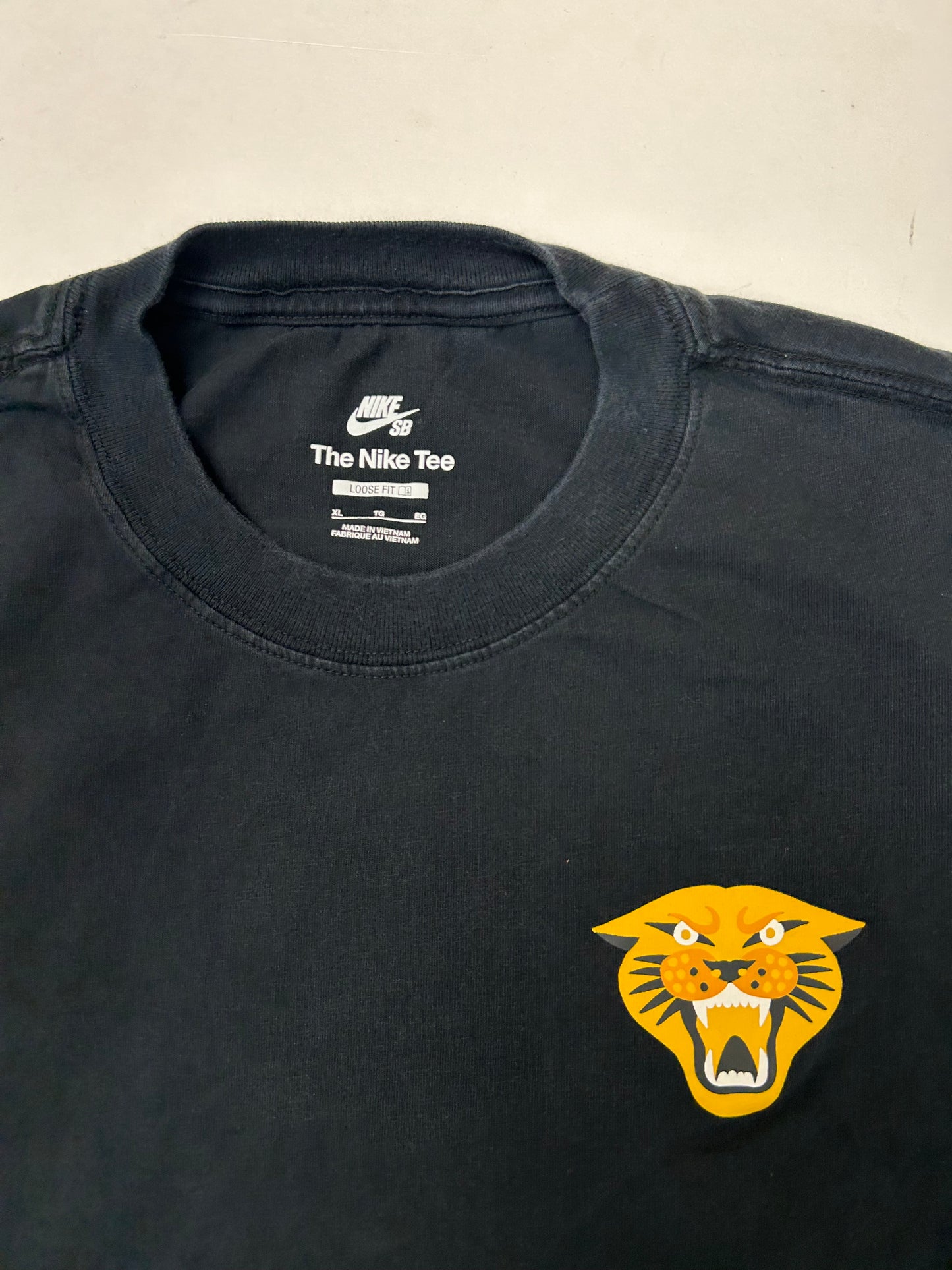 NIKE SB GFX Panther Skateboarding Skate Tee XL Loose Fit 25.75x28.25 Inches