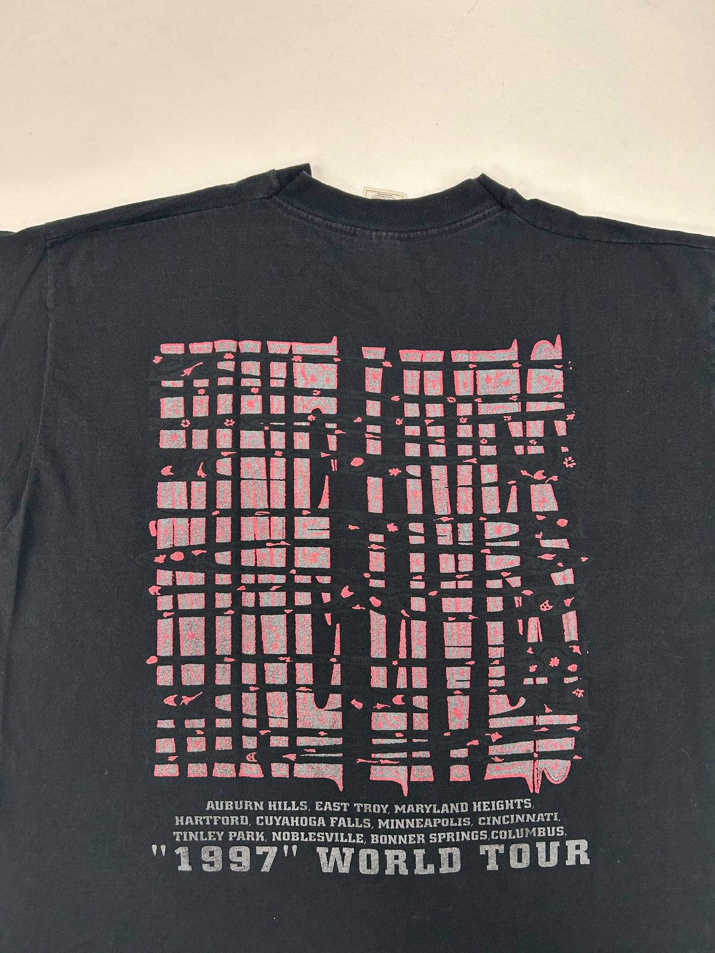 Vintage 1997 Aerosmith Nine Lives Tour Cat Band Music Parking Lot Tee XL/L Fit 23.5x27.25 Inches