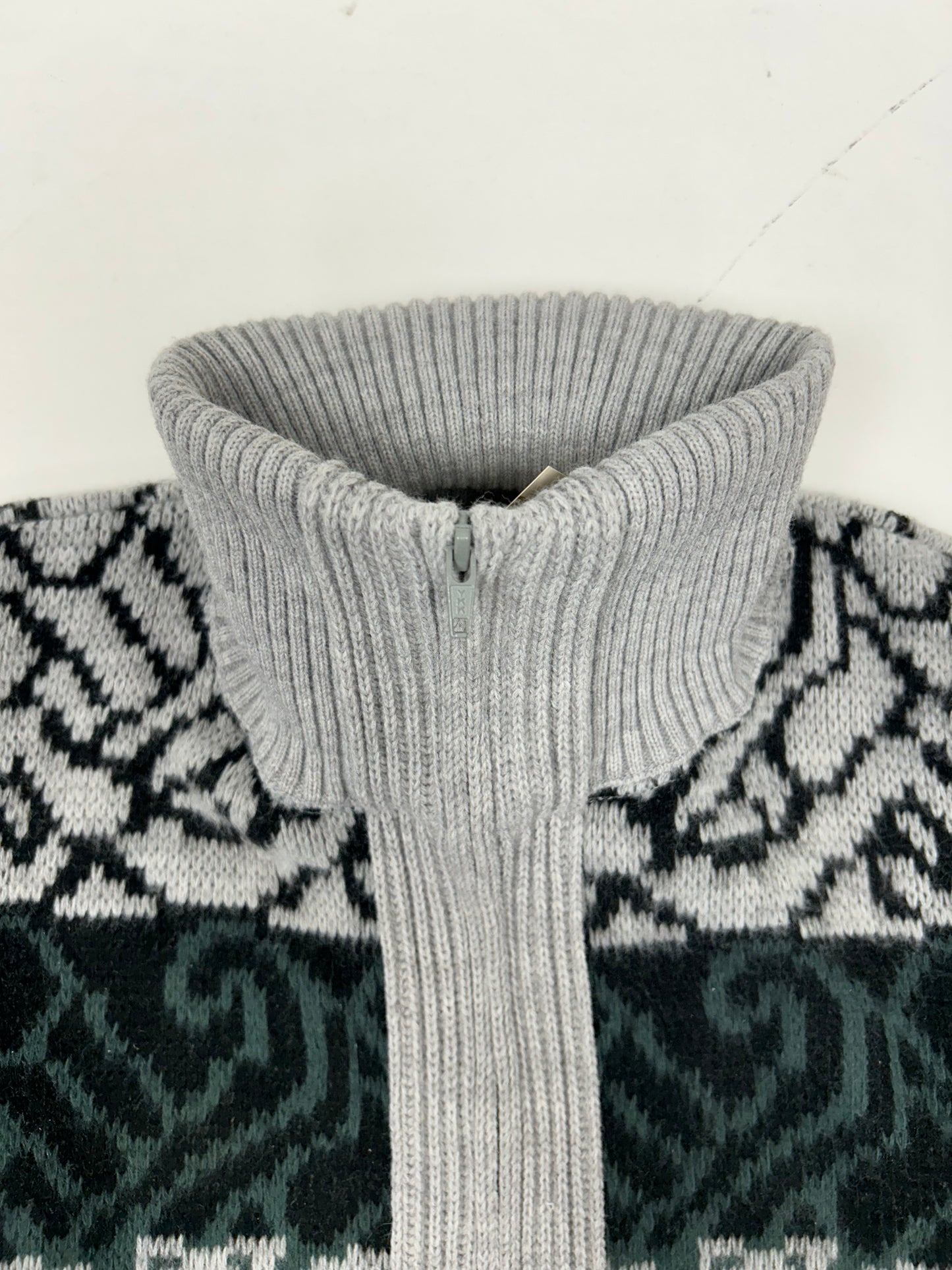 Vintage London Fog Sweater Gothic Zipper Sweater 100% Acrylic Full Zip USA Large 23.5x29 Inches