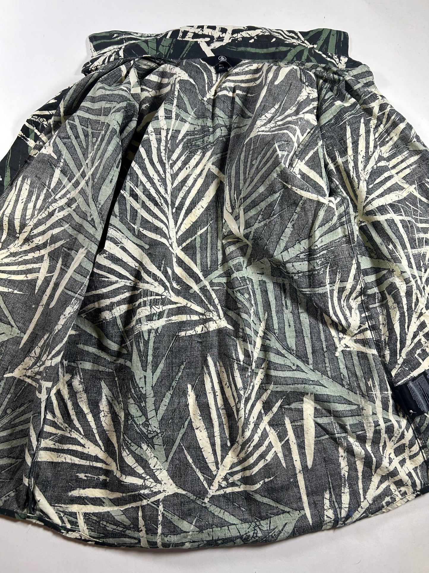 Volcom Floral Short Sleeve Button Up Shirt 2019 Skate Skateboarding Surf Large 21.5x30.25 Inches