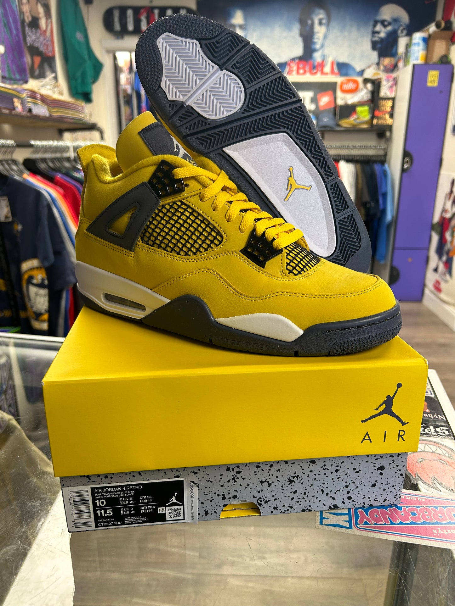 2021 Nike Air Jordan 4 Retro Lightning Nike Basketball Michael Jordan Sneaker Size 10 DS Brand New