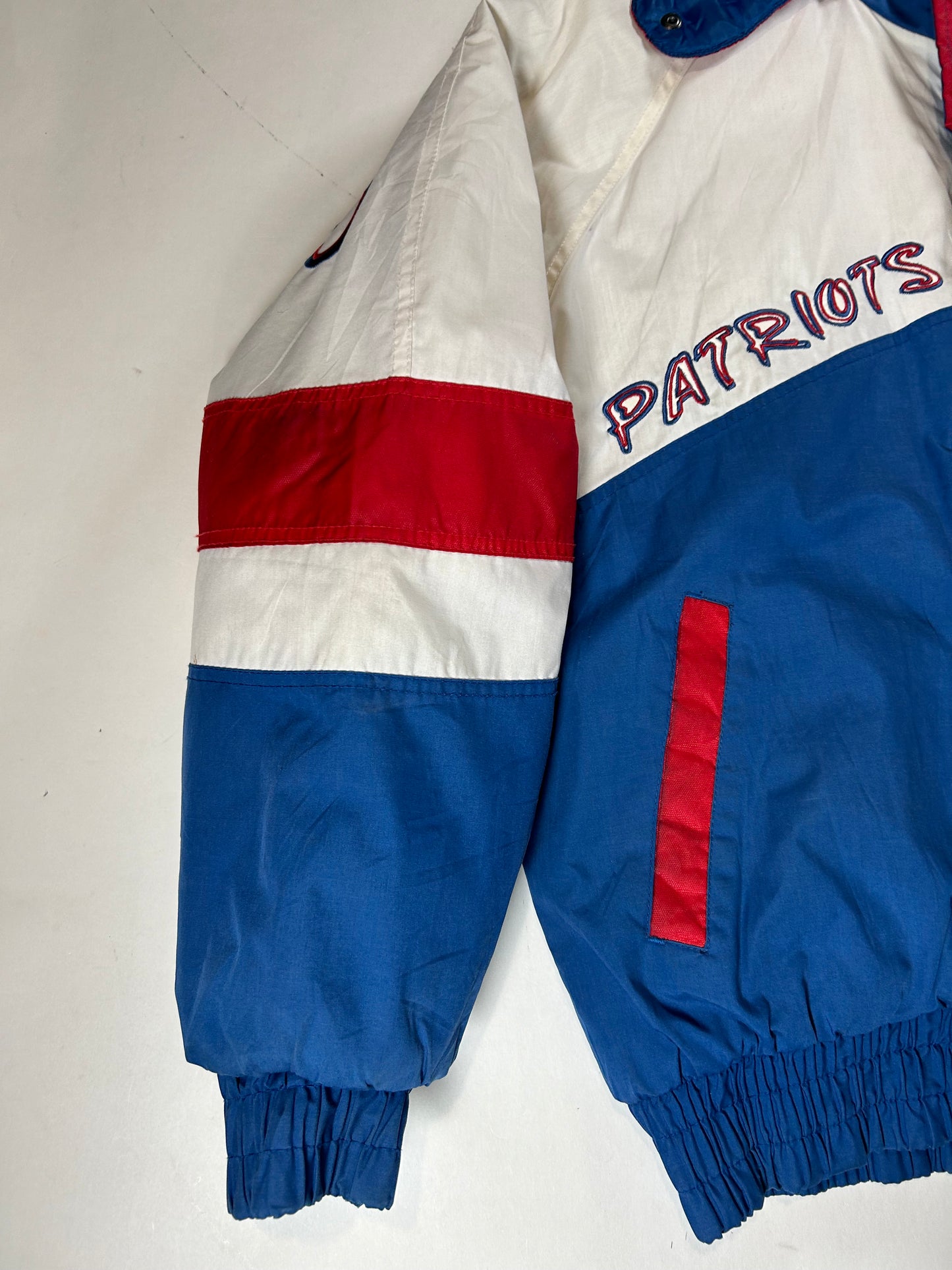 Vintage 90s New England Patriots NFL Graffiti Pro Player Puffer Jacket Tagged Medium Can Fit Large 26.25x27.5 Inches