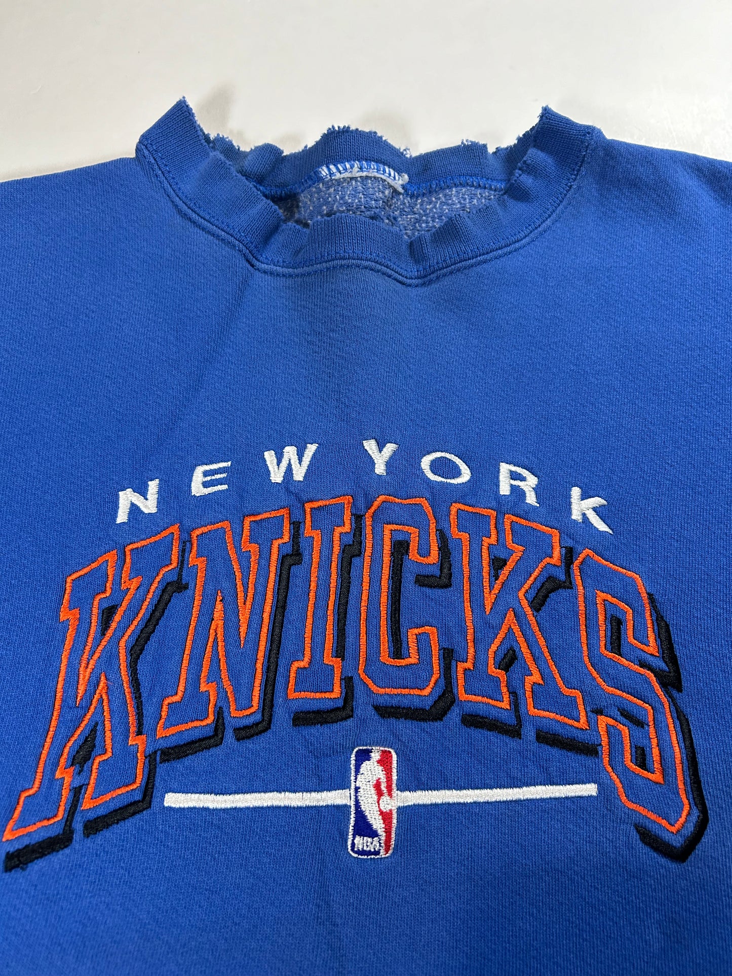 Vintage 90s New York Knicks NBA Embroidered Logo Crewneck Sweatshirt Logo Athletic Thrashed Well Worn In Boxy Large/Medium Fit 25x25 Inches