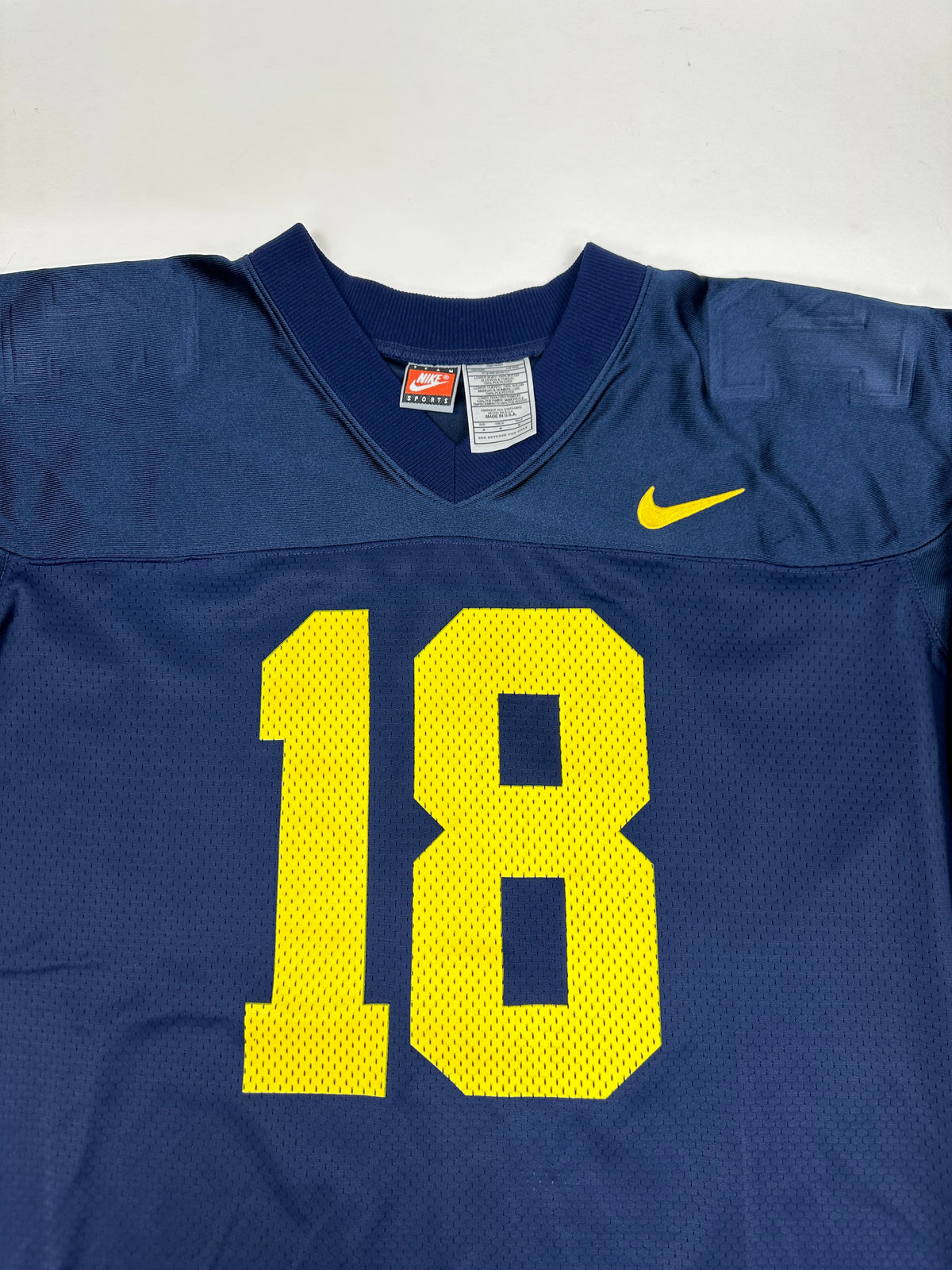 Vintage University Of Michigan Wolverines #18 Nike NCAA Football Jersey Medium/Large Fit 27.25x32.25 Inches