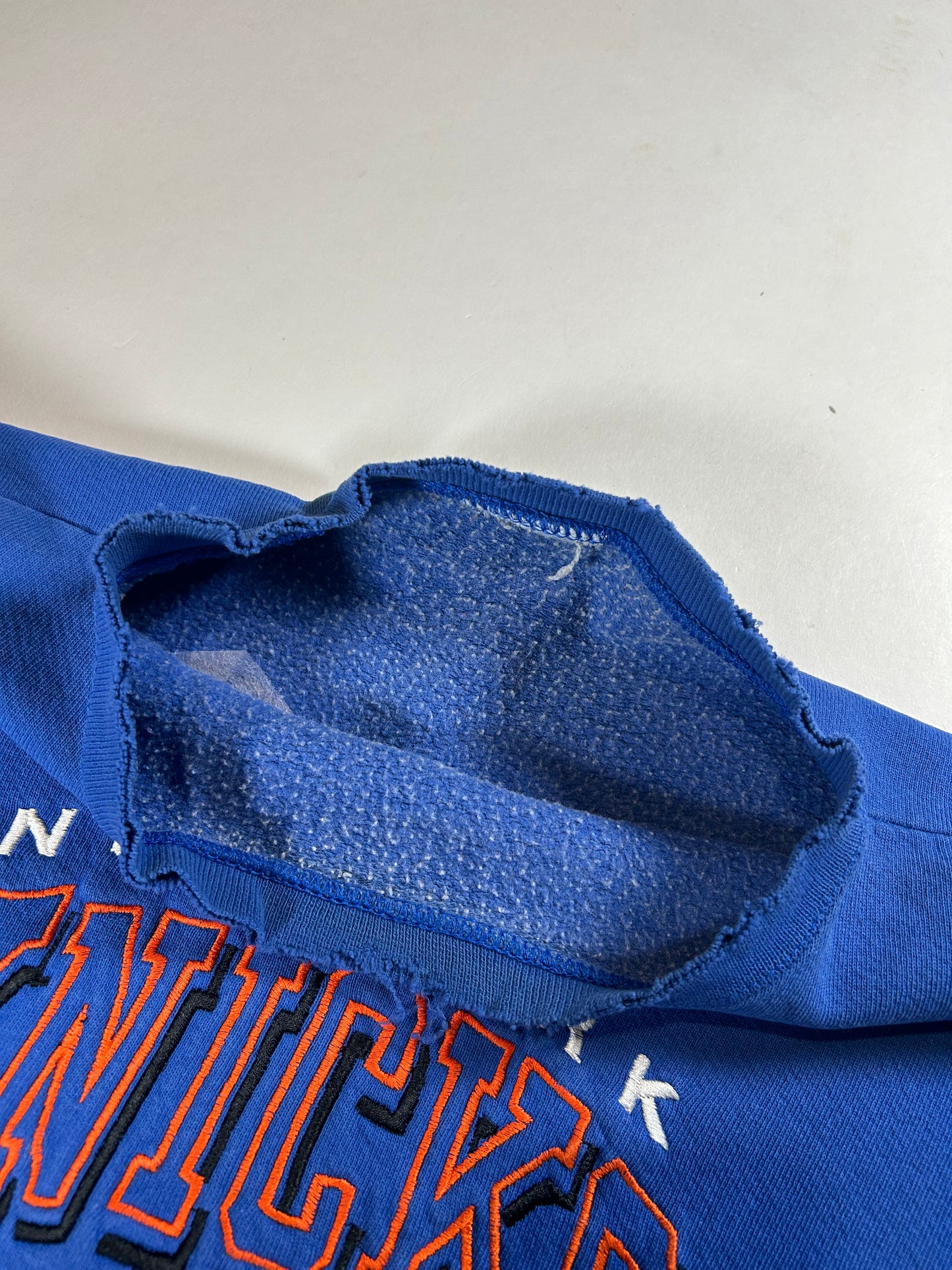 Vintage 90s New York Knicks NBA Embroidered Logo Crewneck Sweatshirt Logo Athletic Thrashed Well Worn In Boxy Large/Medium Fit 25x25 Inches