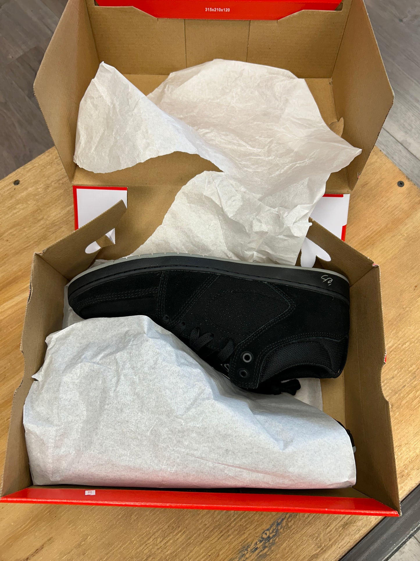 eS Accel Slim Mid Skateboarding Black Suede Shoes Size 10 Mens New Skate Shoe