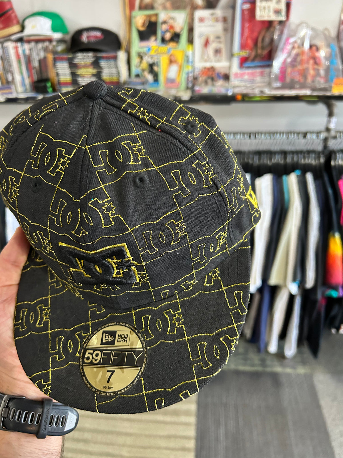 DC Shoes x New Era 59FIFTY Fitted Hat All-Over Print Black/Gold Size 7 Monogram