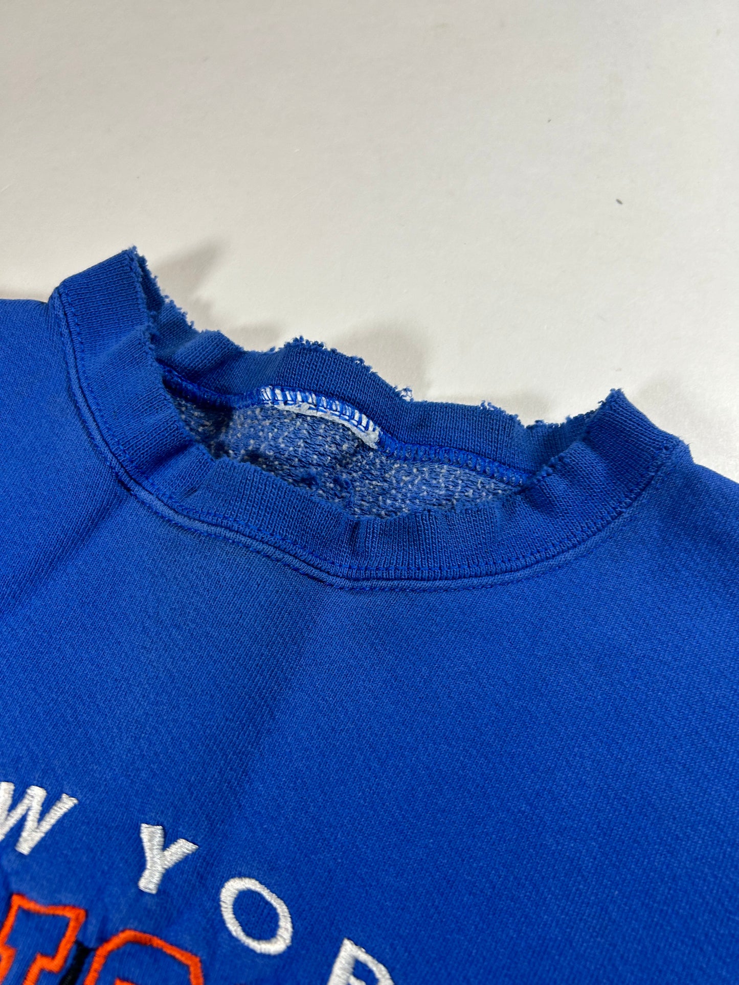 Vintage 90s New York Knicks NBA Embroidered Logo Crewneck Sweatshirt Logo Athletic Thrashed Well Worn In Boxy Large/Medium Fit 25x25 Inches