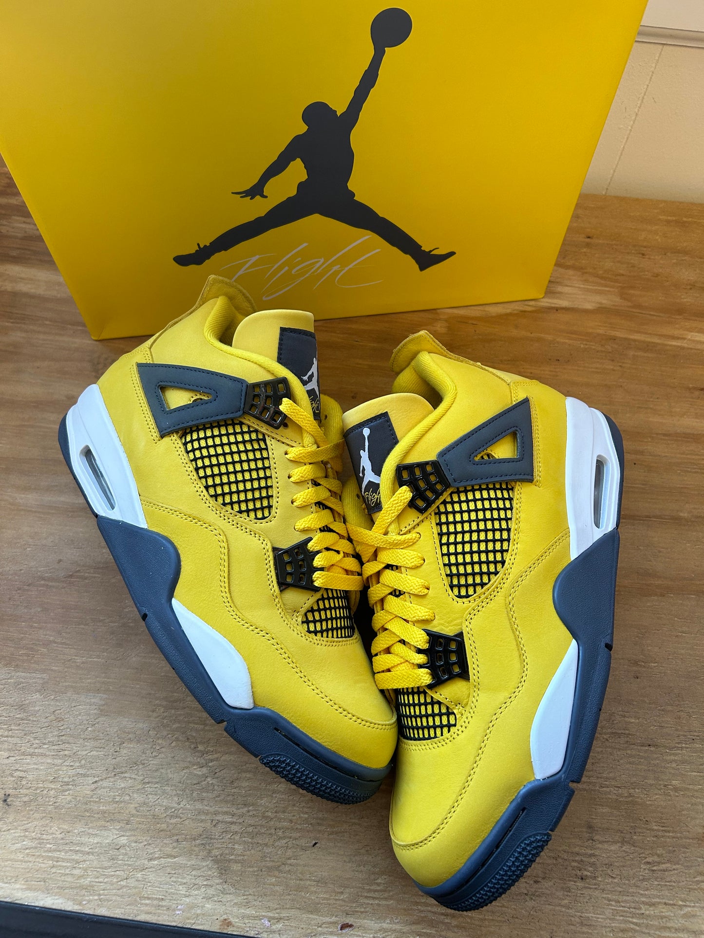 2021 Nike Air Jordan 4 Retro Lightning Nike Basketball Michael Jordan Sneaker Size 10 DS Brand New