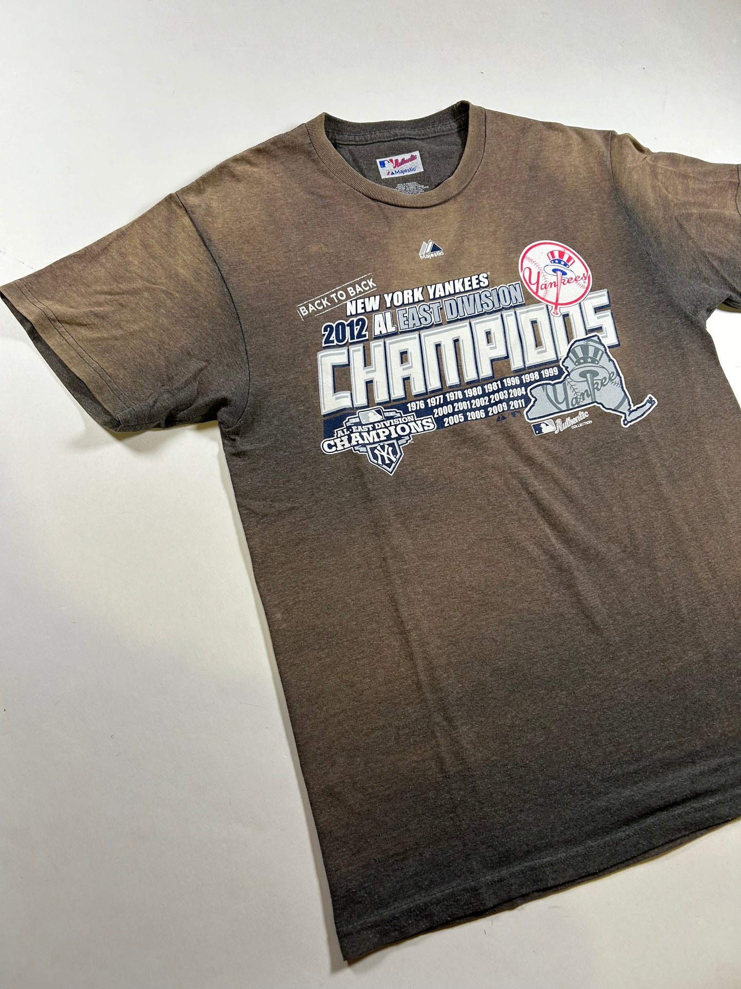 Majestic New York Yankees 2012 AL East Division Champions MLB Tee Medium 19.5x28 Inches Faded & Worn In