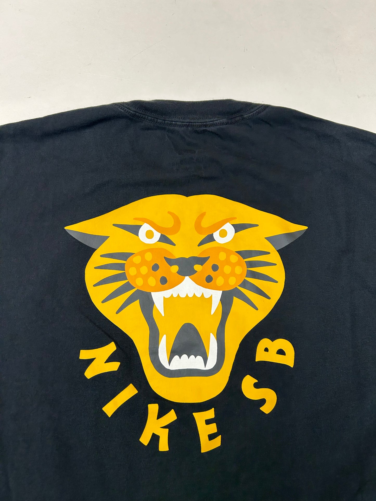 NIKE SB GFX Panther Skateboarding Skate Tee XL Loose Fit 25.75x28.25 Inches