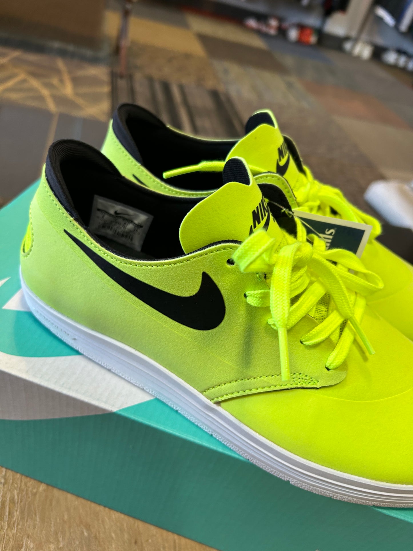 Nike SB Lunar Oneshot Volt/Black 631044-700 Size 8 Brand New With Marks As Is