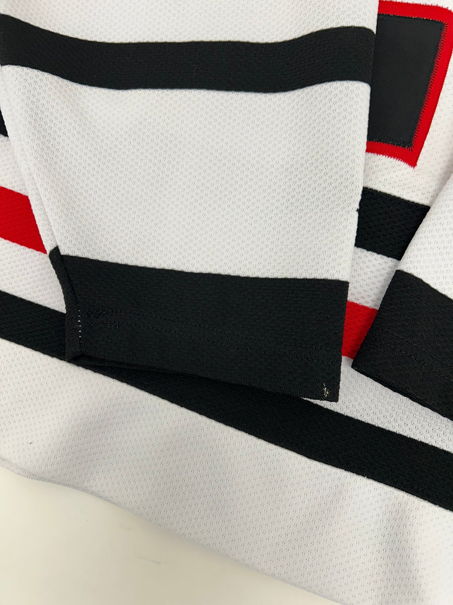 Vintage Starter NHL Chicago Blackhawks Jeremy Roenick Hockey Jersey Men’s Large 28x29.75 Inches