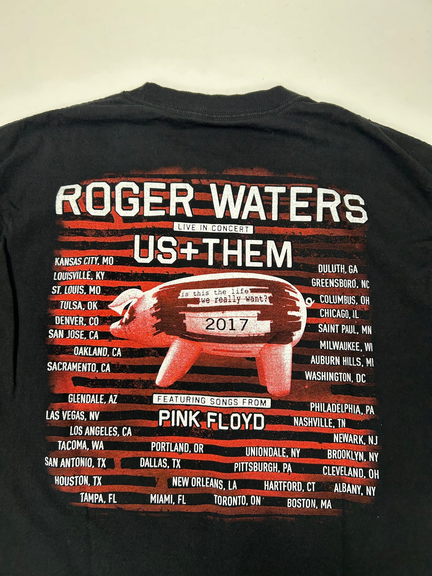 Roger Waters Live In Concert US+ Them 2017 Tour Pink Floyd Music Tee Medium 19.25x28.5 Inches