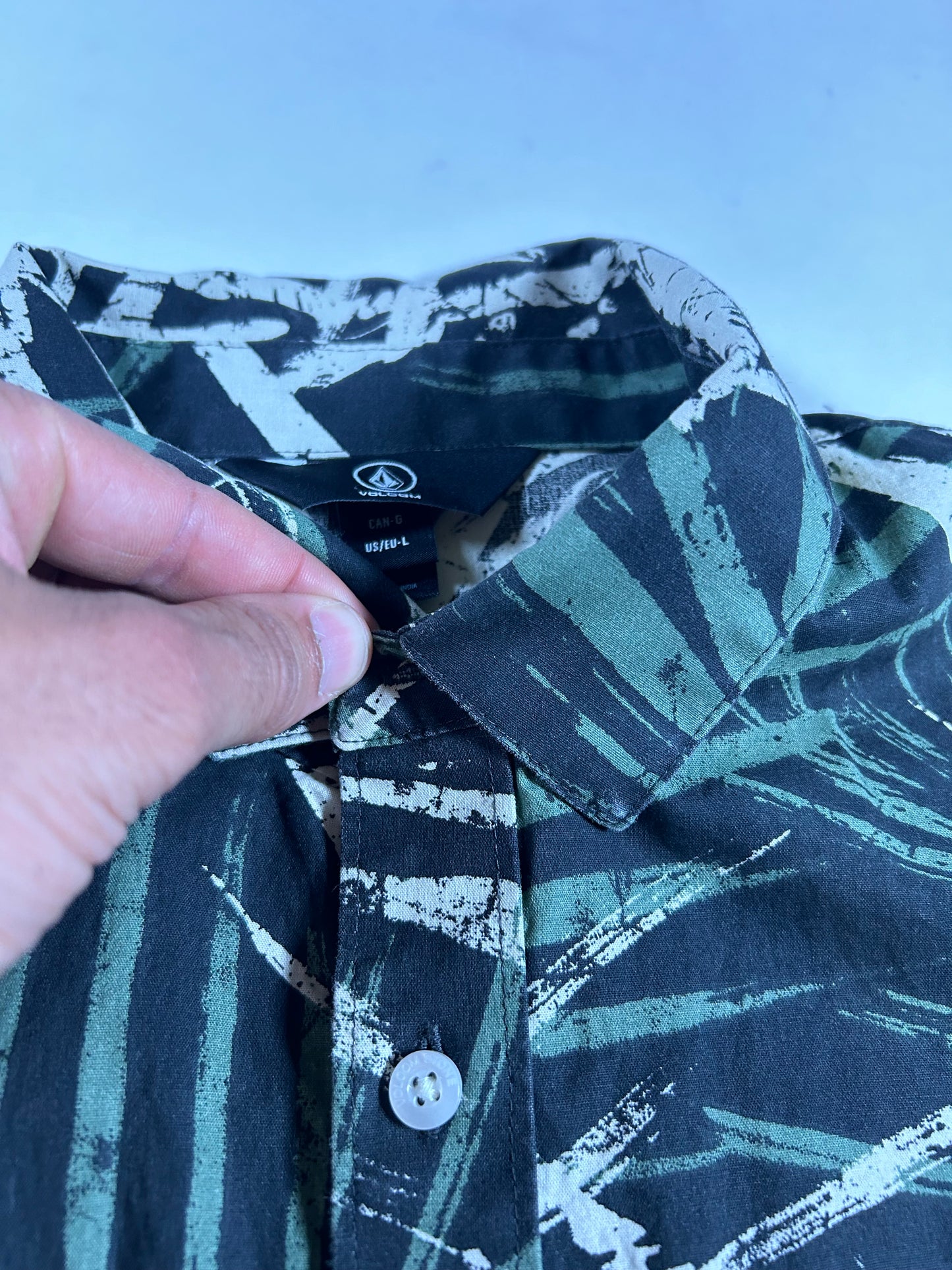Volcom Floral Short Sleeve Button Up Shirt 2019 Skate Skateboarding Surf Large 21.5x30.25 Inches