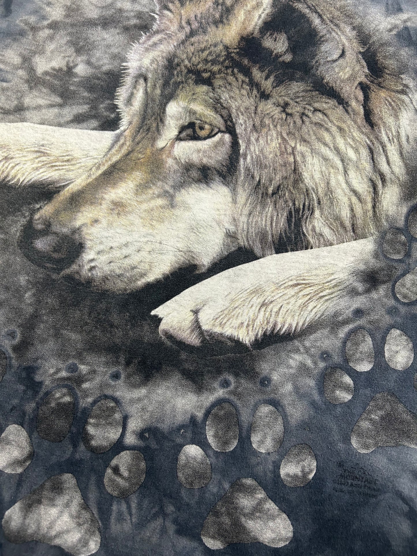 Vintage The Mountain Black Wolf Paws Animals Outdoor 2002 Rusty Fretner Tee Large 23x29.75 Inches