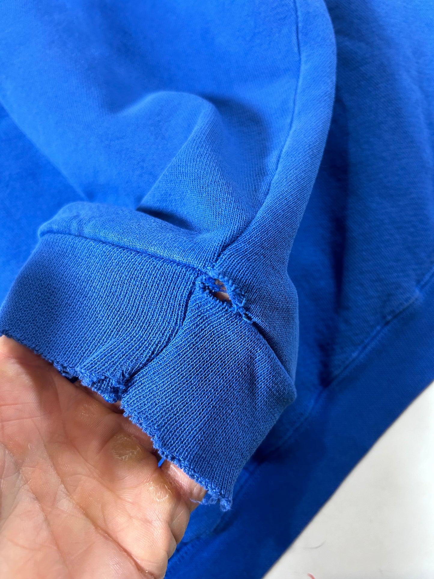 Vintage 90s New York Knicks NBA Embroidered Logo Crewneck Sweatshirt Logo Athletic Thrashed Well Worn In Boxy Large/Medium Fit 25x25 Inches