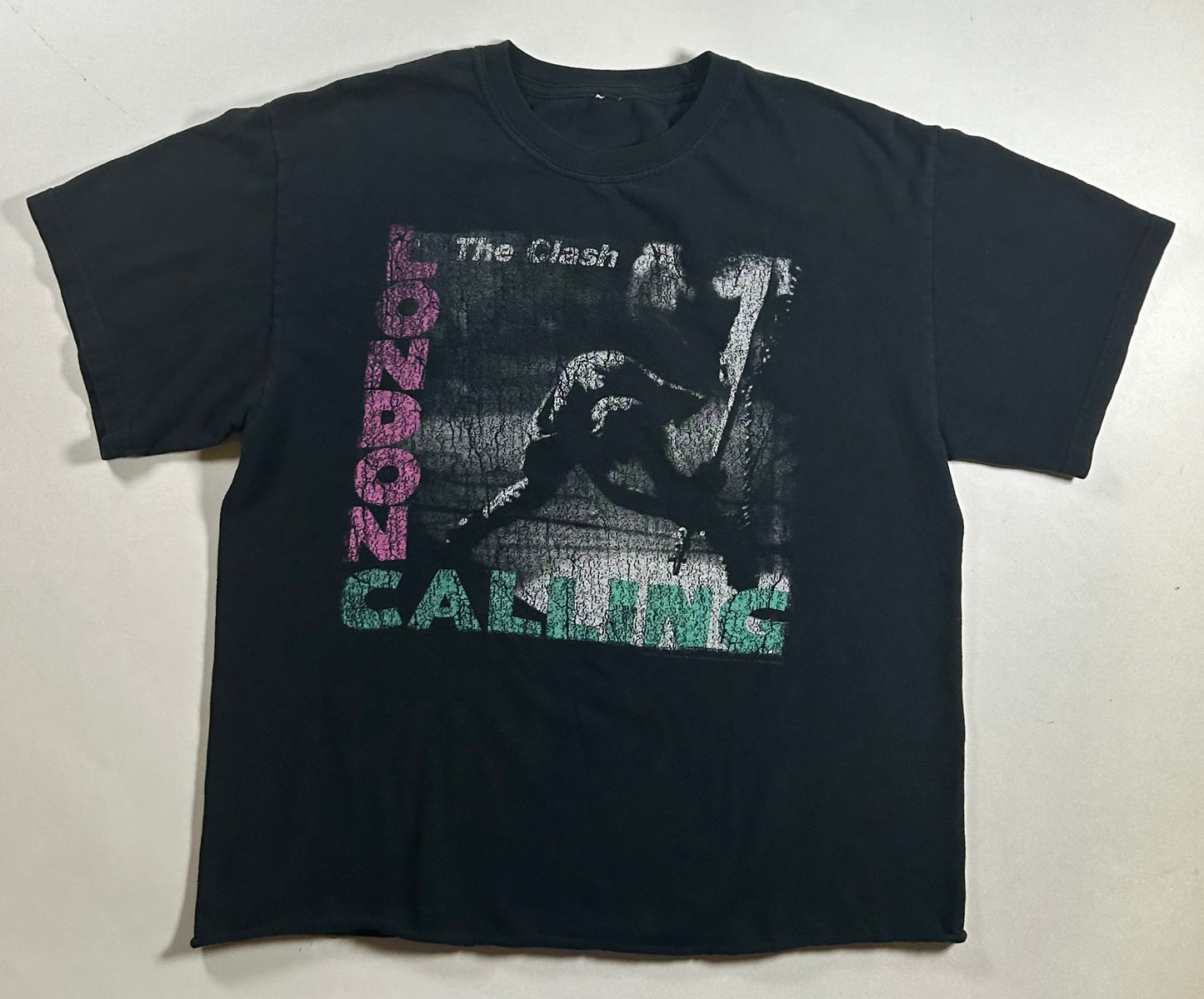 The Clash London Calling Graphic T Shirt Black 2000s Print Music Cropped Tee M/S Fit 20.5x24.5 Inches