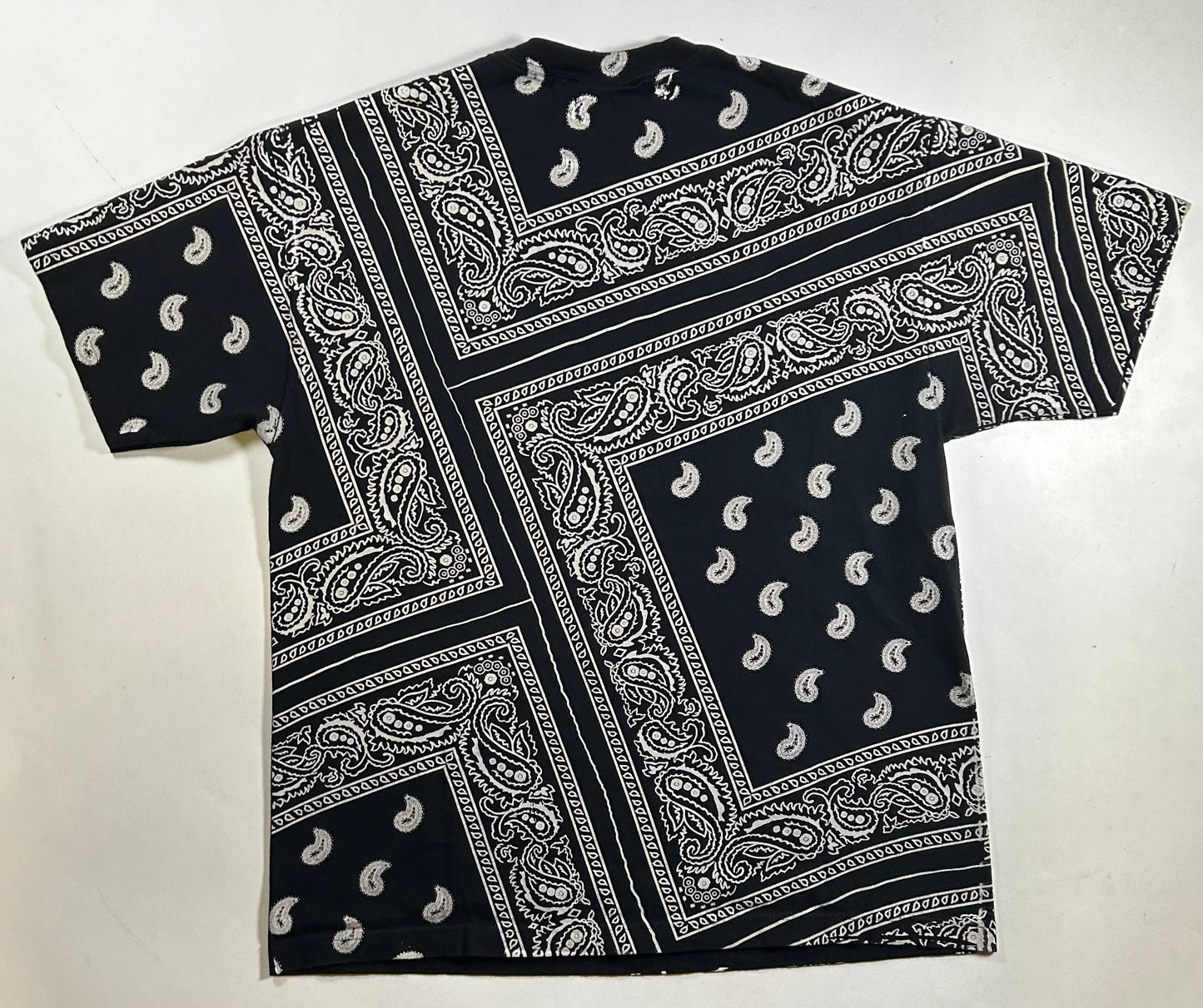 Vintage 2000s Y2k Hybrid T-Shirt Black Paisley Bandana Skater Grunge Skate Tee XL 23.25x31 Inches