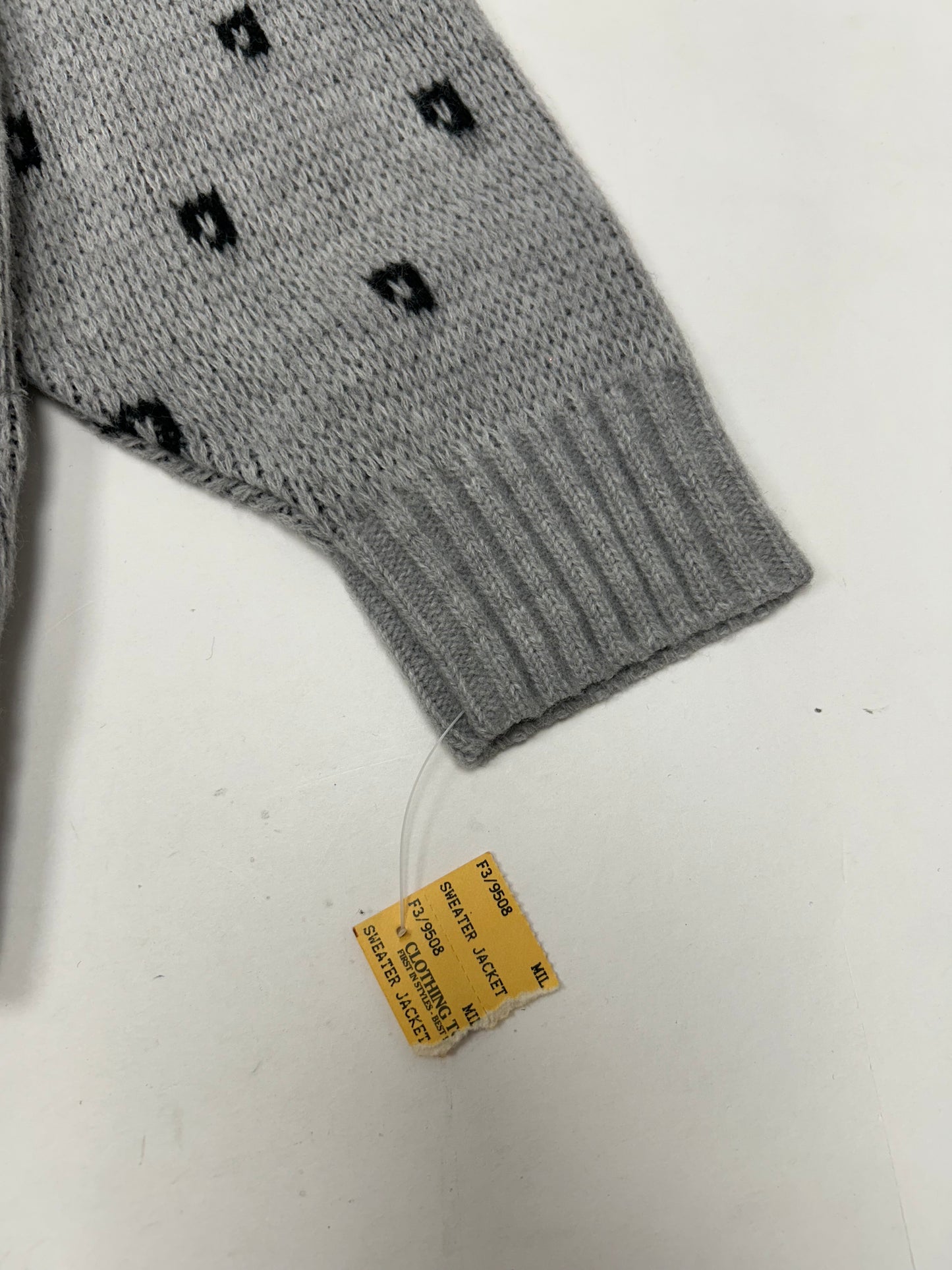 Vintage London Fog Sweater Gothic Zipper Sweater 100% Acrylic Full Zip USA Large 23.5x29 Inches