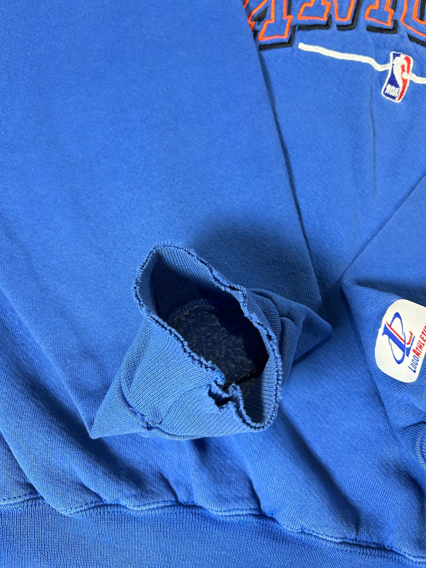 Vintage 90s New York Knicks NBA Embroidered Logo Crewneck Sweatshirt Logo Athletic Thrashed Well Worn In Boxy Large/Medium Fit 25x25 Inches