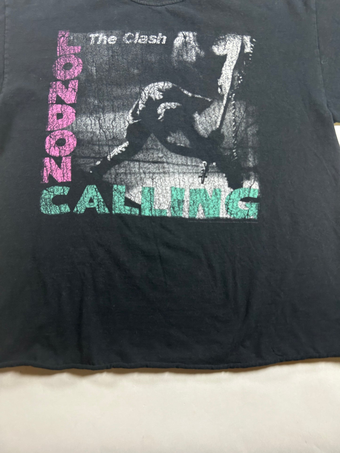The Clash London Calling Graphic T Shirt Black 2000s Print Music Cropped Tee M/S Fit 20.5x24.5 Inches