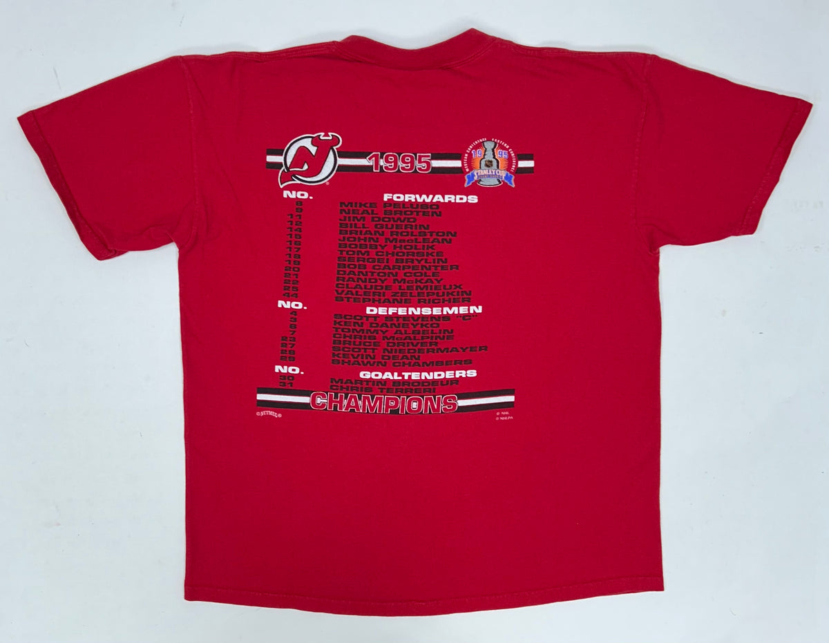 Vintage Nutmeg 1995 New Jersey Devils NHL Stanley Cup Champions Roster Tee L/M Fit 22.25x26.5 Inches