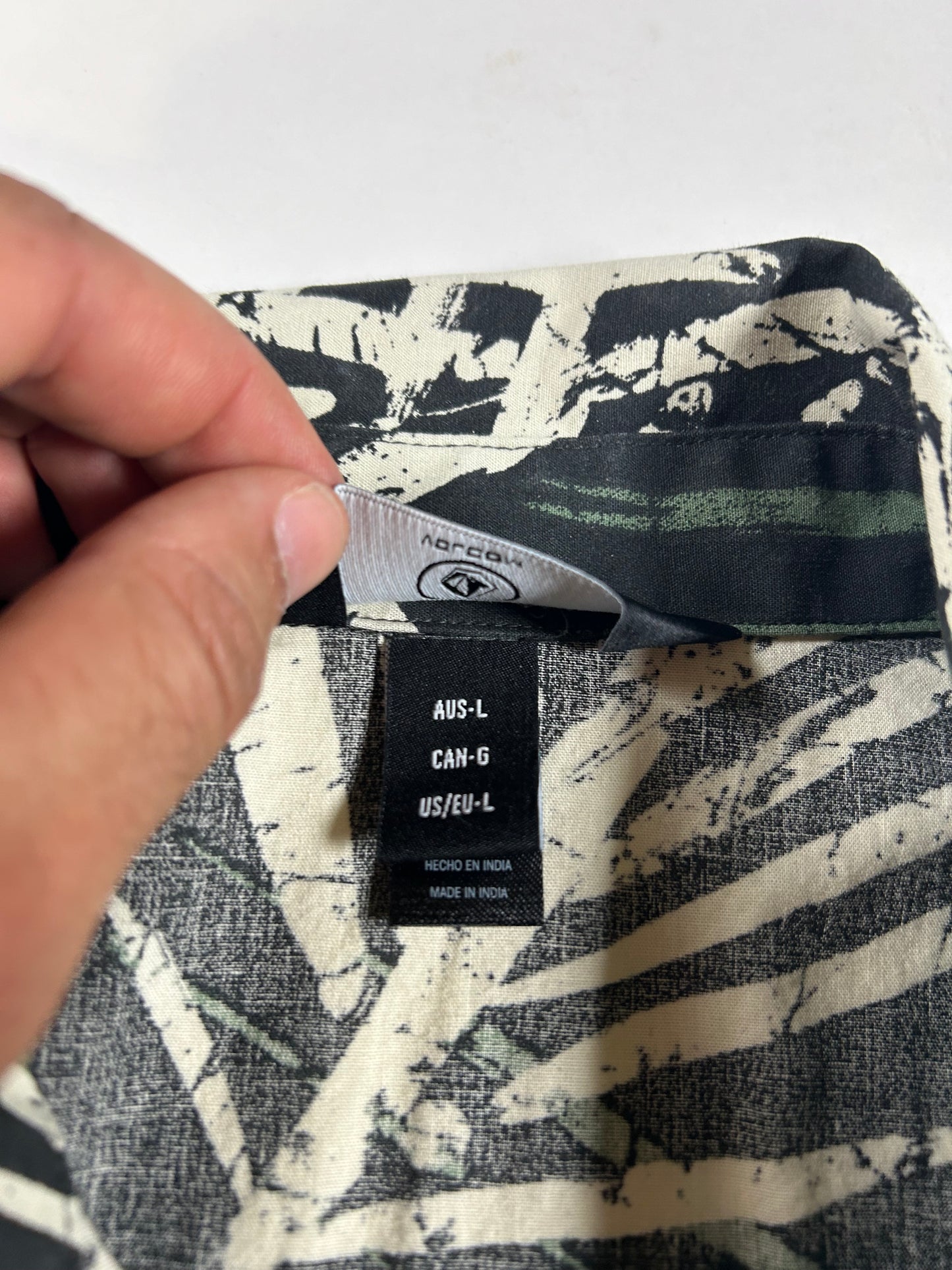 Volcom Floral Short Sleeve Button Up Shirt 2019 Skate Skateboarding Surf Large 21.5x30.25 Inches