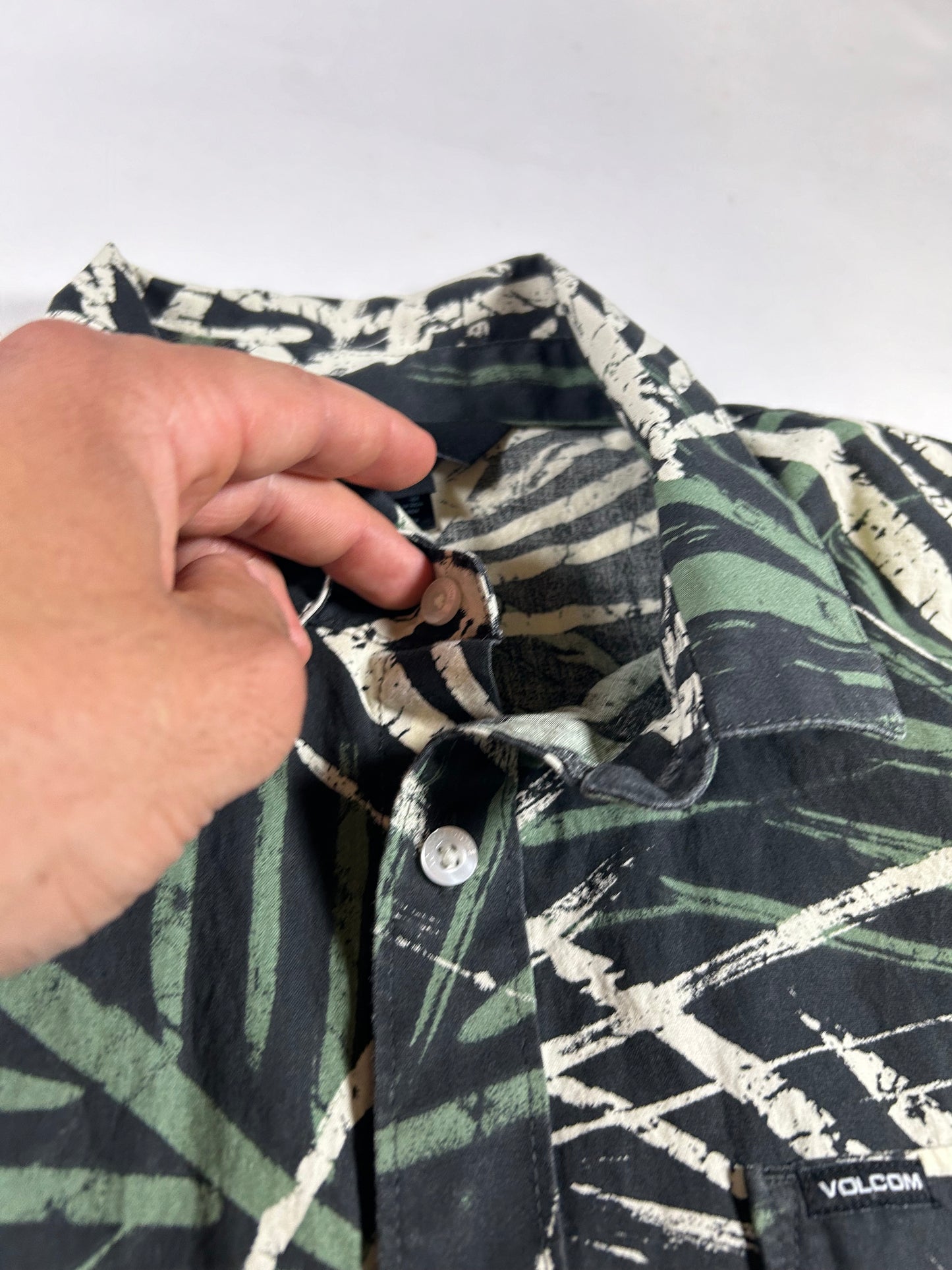 Volcom Floral Short Sleeve Button Up Shirt 2019 Skate Skateboarding Surf Large 21.5x30.25 Inches
