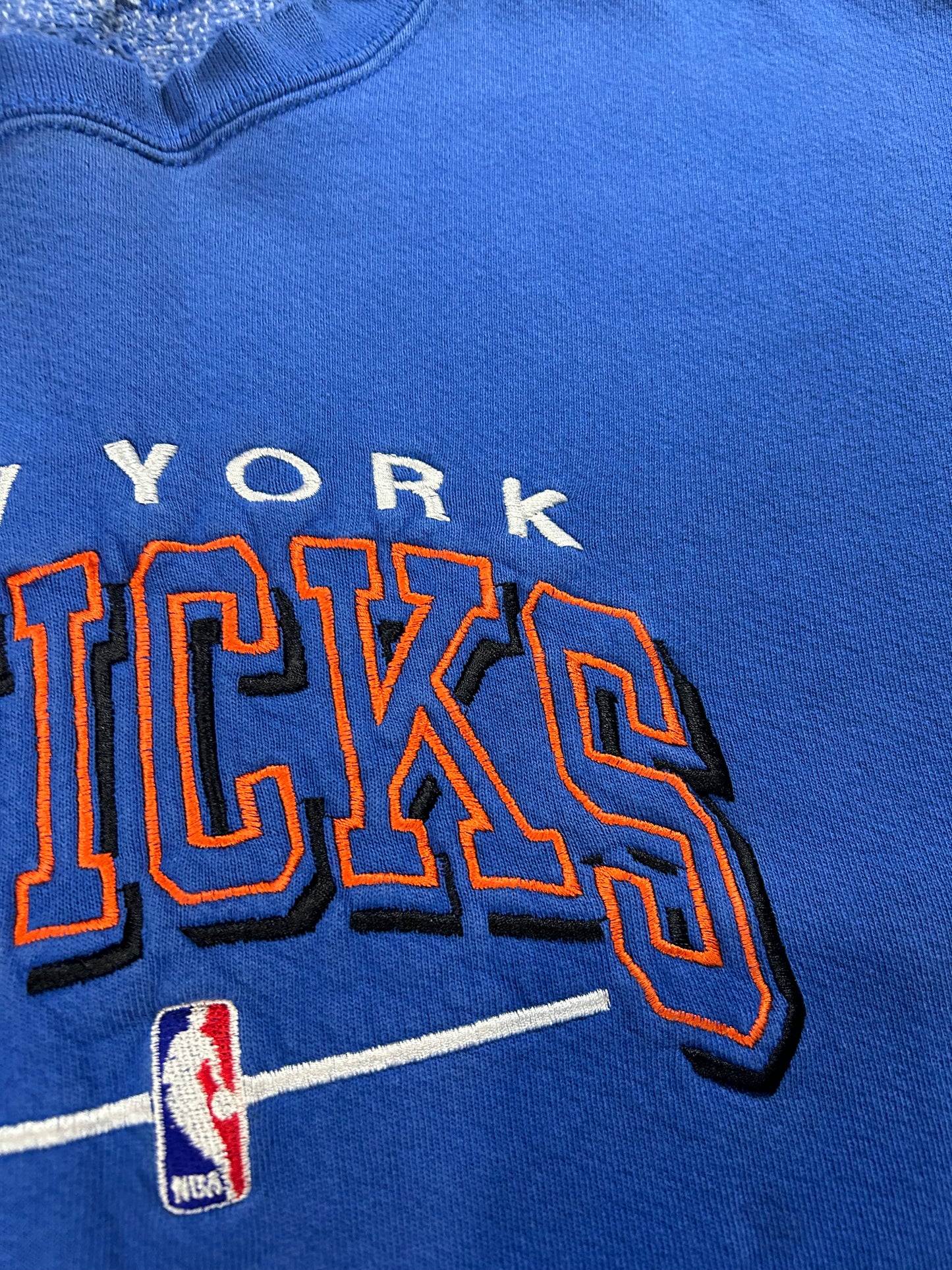 Vintage 90s New York Knicks NBA Embroidered Logo Crewneck Sweatshirt Logo Athletic Thrashed Well Worn In Boxy Large/Medium Fit 25x25 Inches
