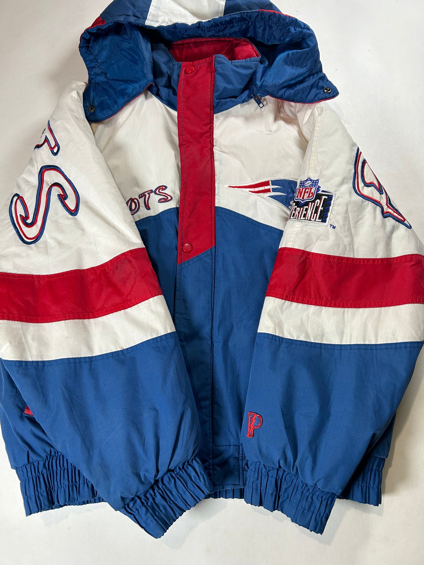 Vintage 90s New England Patriots NFL Graffiti Pro Player Puffer Jacket Tagged Medium Can Fit Large 26.25x27.5 Inches