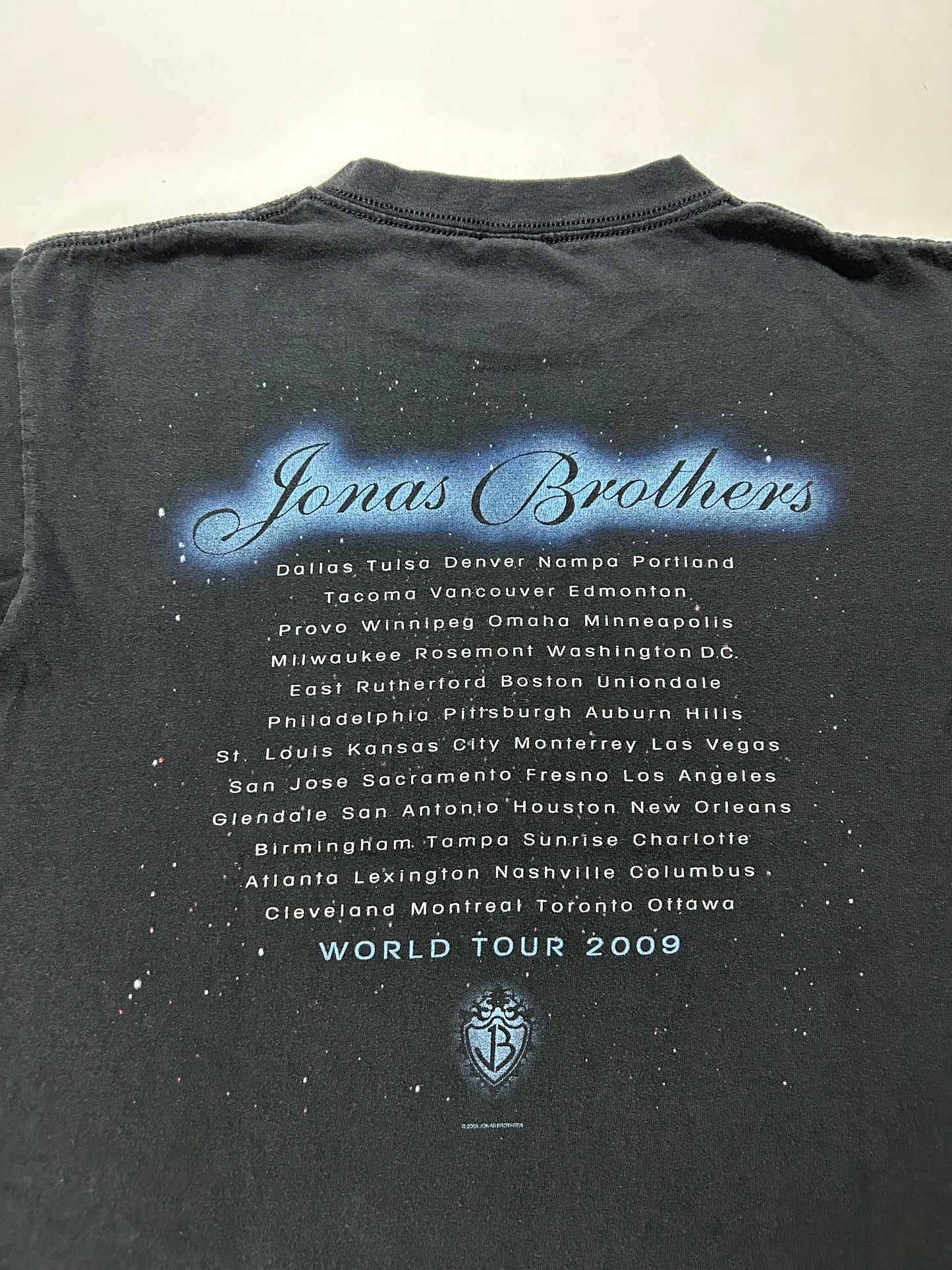 Vintage Jonas Brothers 2009 World Tour Band Music Concert Tee Medium 20.25x25 Inches Black Faded