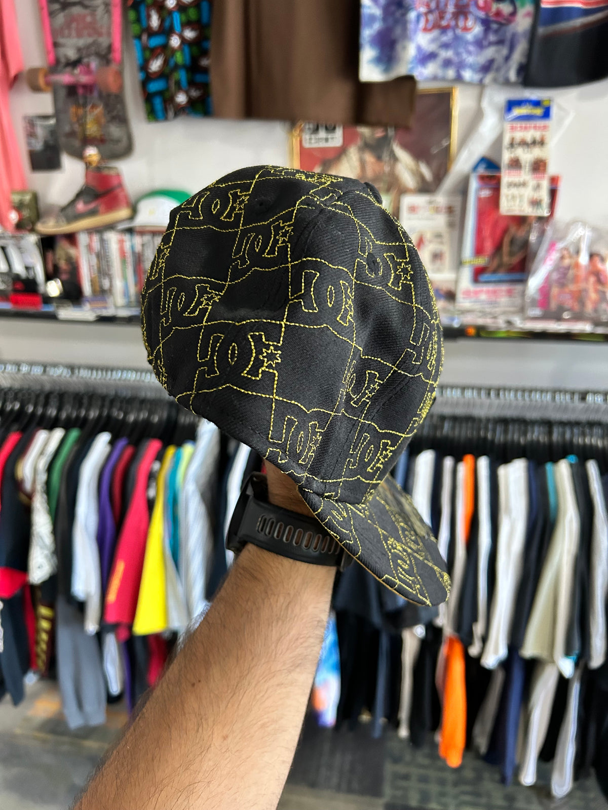 DC Shoes x New Era 59FIFTY Fitted Hat All-Over Print Black/Gold Size 7 Monogram
