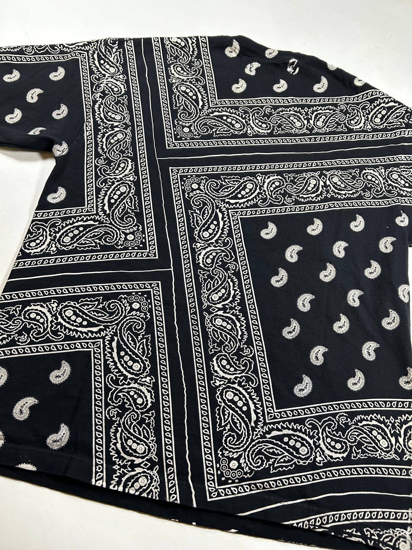 Vintage 2000s Y2k Hybrid T-Shirt Black Paisley Bandana Skater Grunge Skate Tee XL 23.25x31 Inches