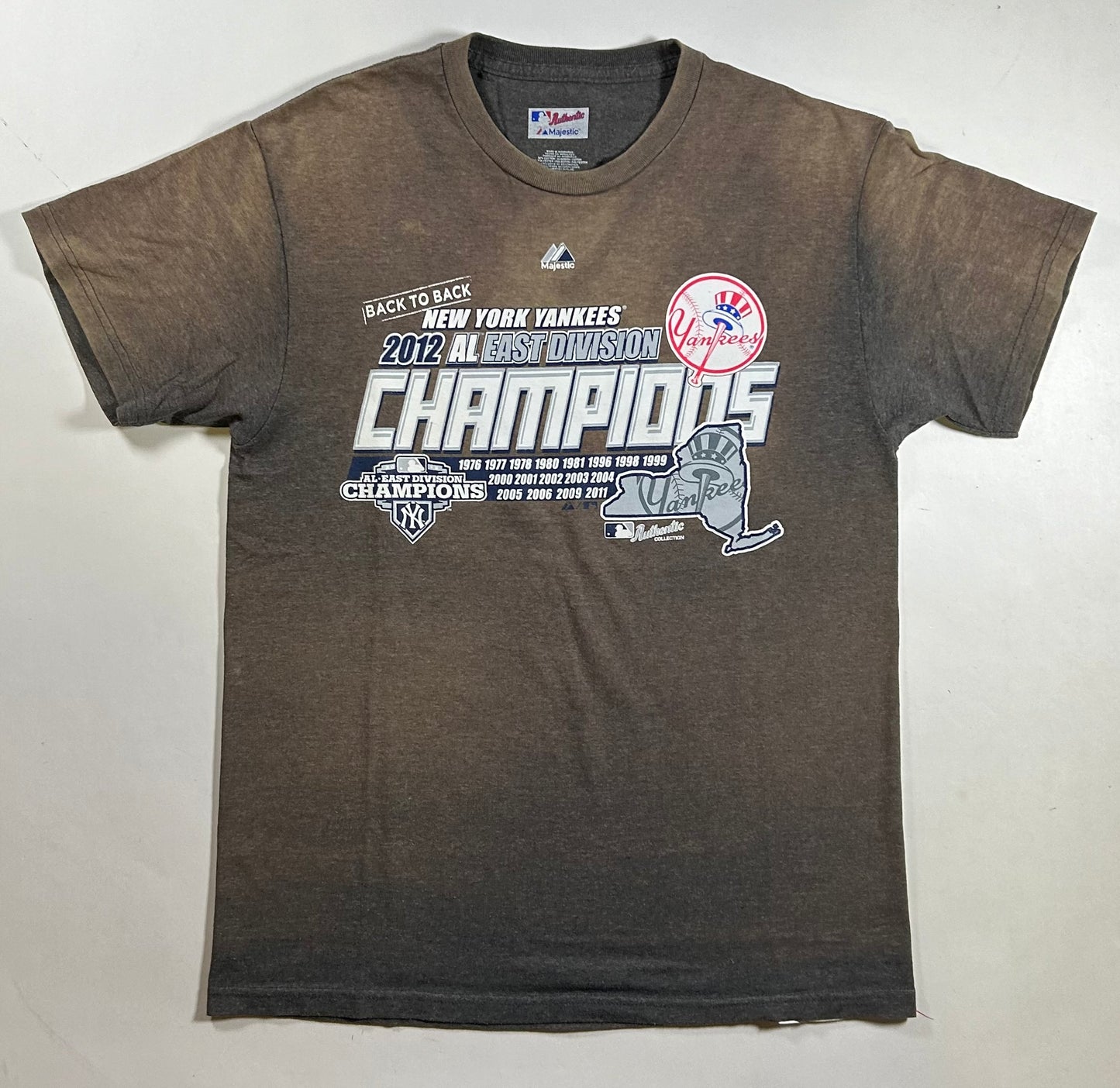 Majestic New York Yankees 2012 AL East Division Champions MLB Tee Medium 19.5x28 Inches Faded & Worn In